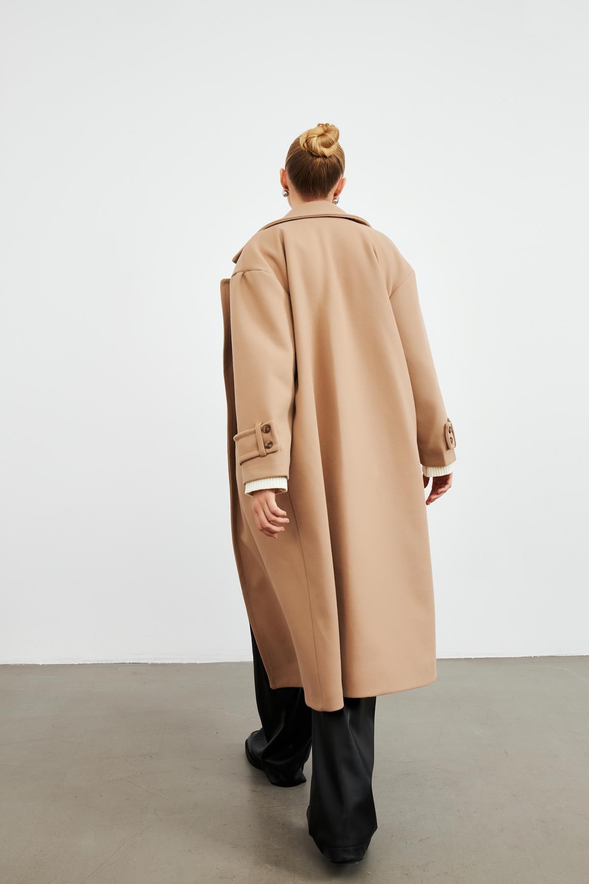 Yumuşak Ve Dokulu Oversize Kruvaze Yaka Camel Kadın Kaban