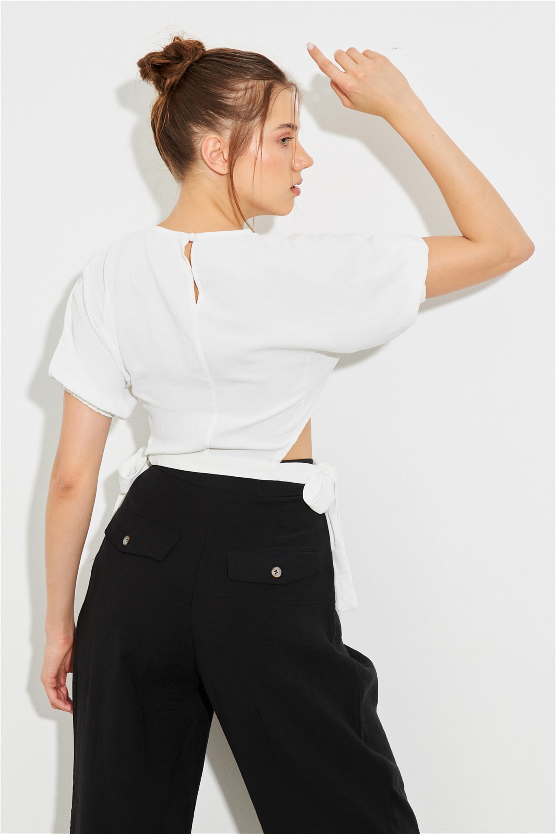 Kadın Beyaz Yanları Bağlamalı Crop Bluz