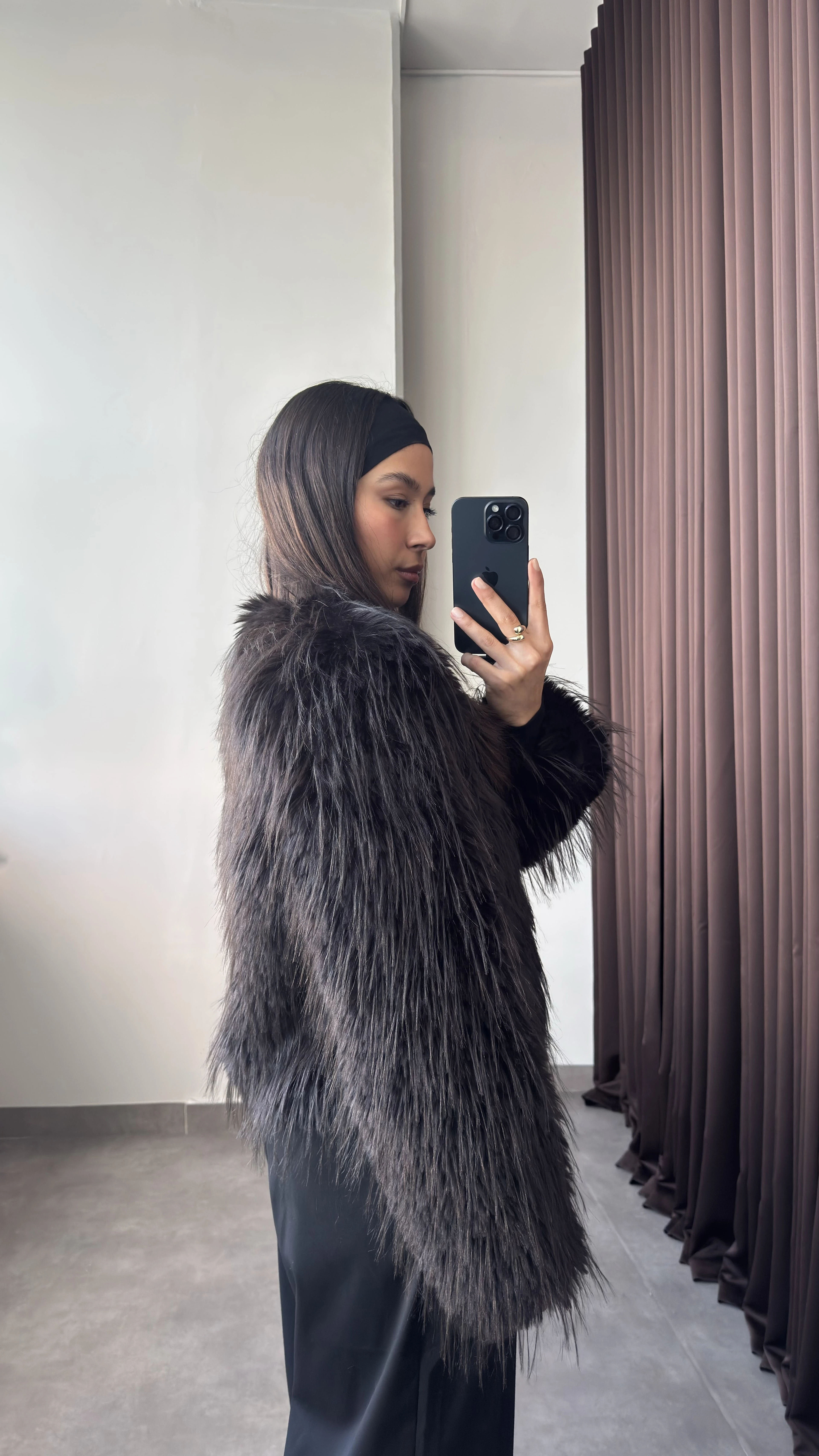 Siyah Uzun Tüylü Kadın Kürk