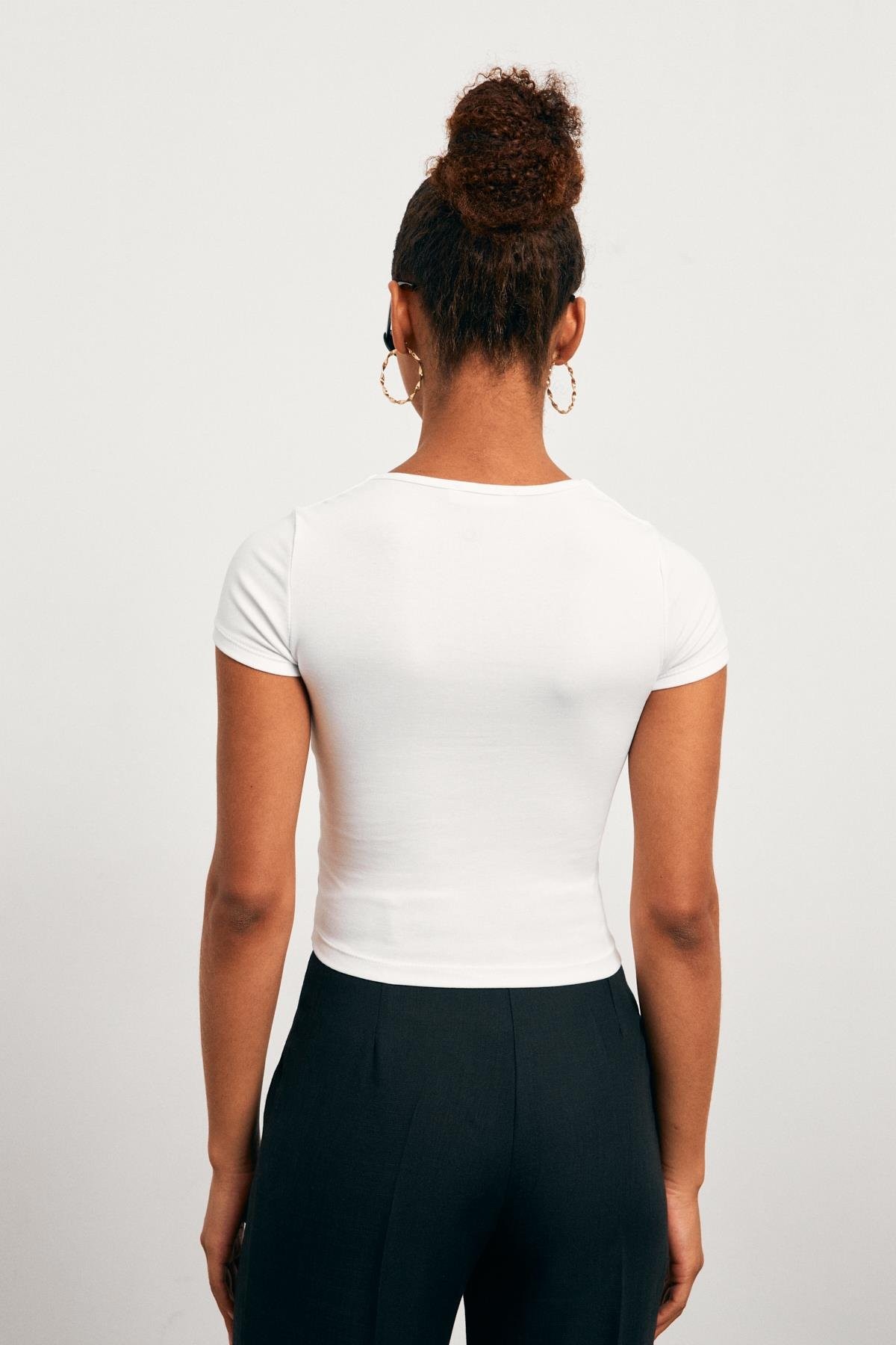 Kare Yaka Beyaz Kadın T-shirt