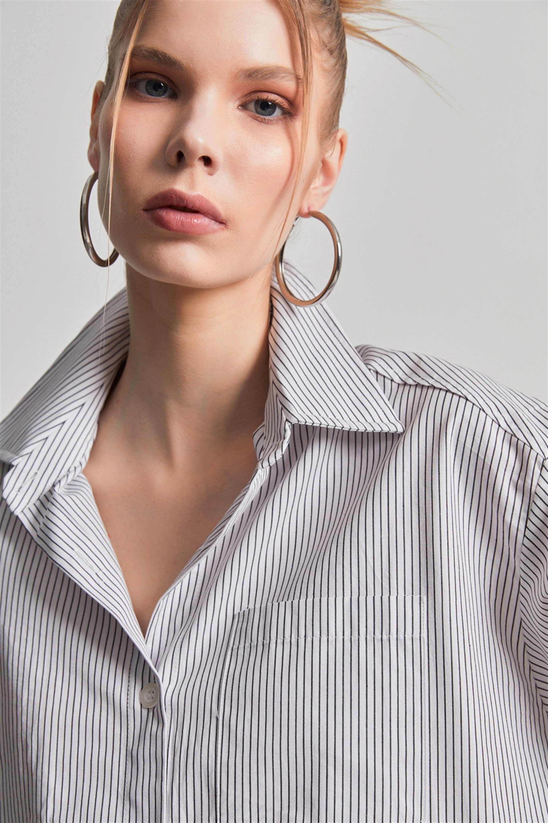 Kadın Cepli İnce Çizgili Oversize Beyaz Gömlek