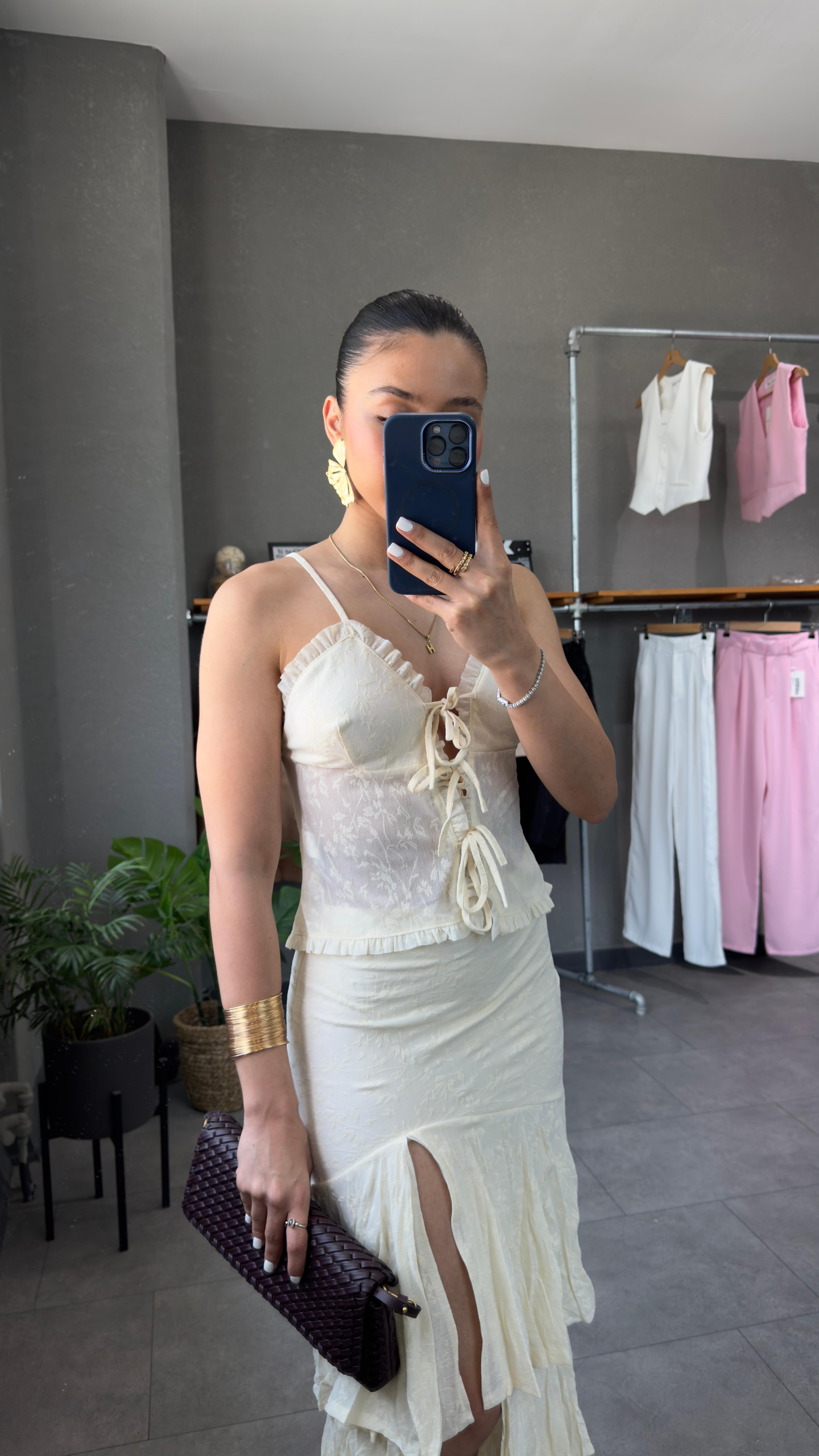 Fiyonk Detaylı Dantel Askılı Bluz