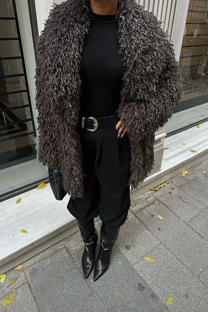 Kıvırcık Tüylü Uzun Acı Kahve Kadın Kürk