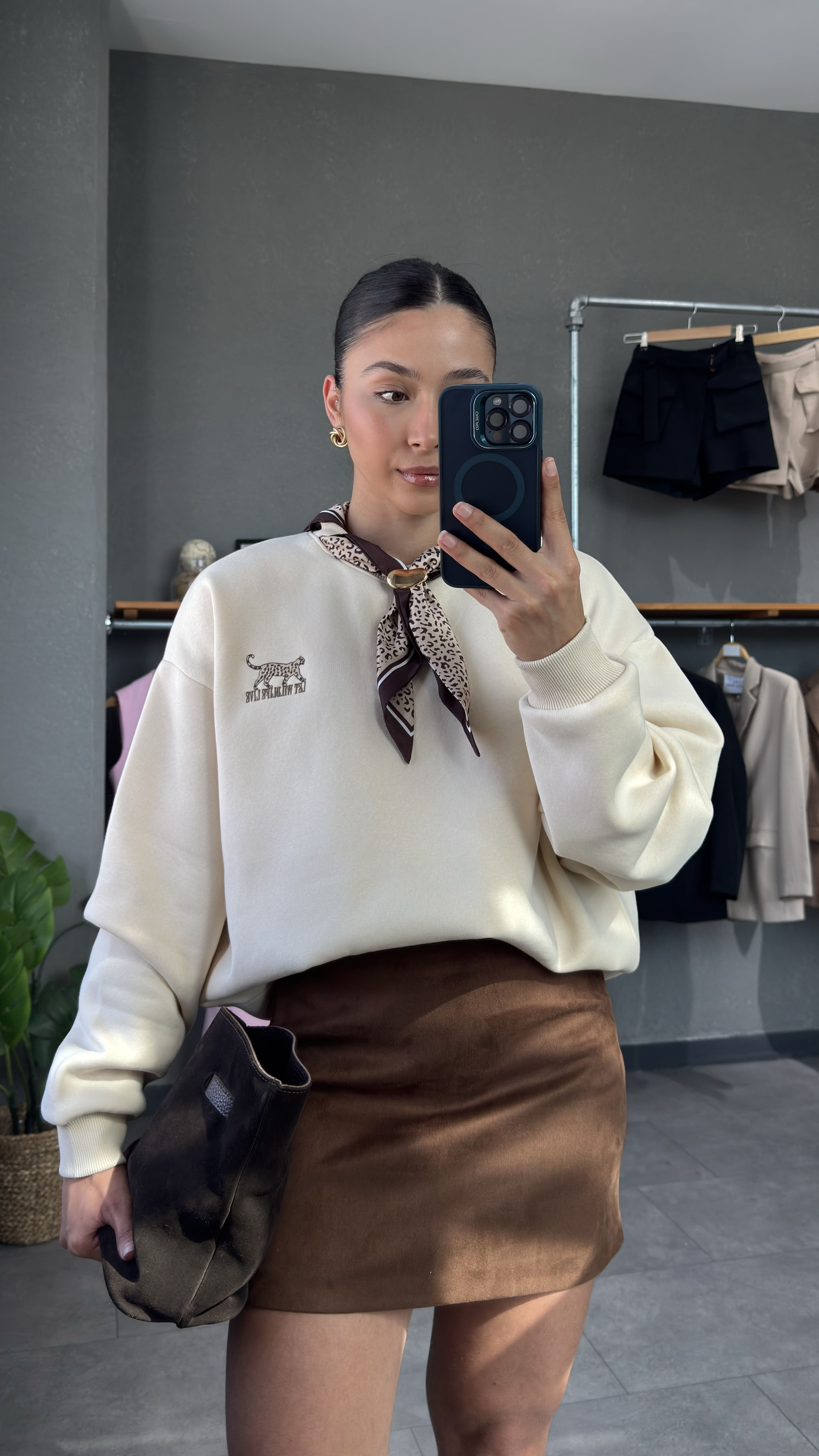 Fular Ve Nakış Detaylı Sweatshirt