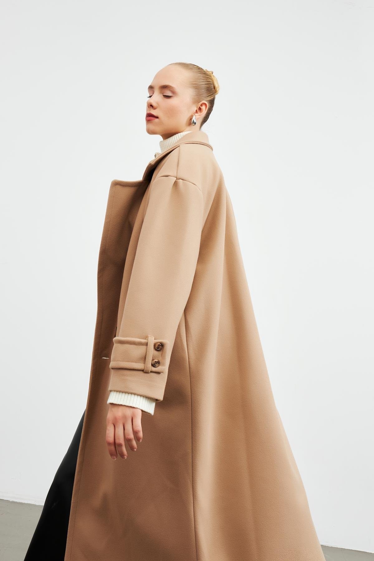 Yumuşak Ve Dokulu Oversize Kruvaze Yaka Camel Kadın Kaban