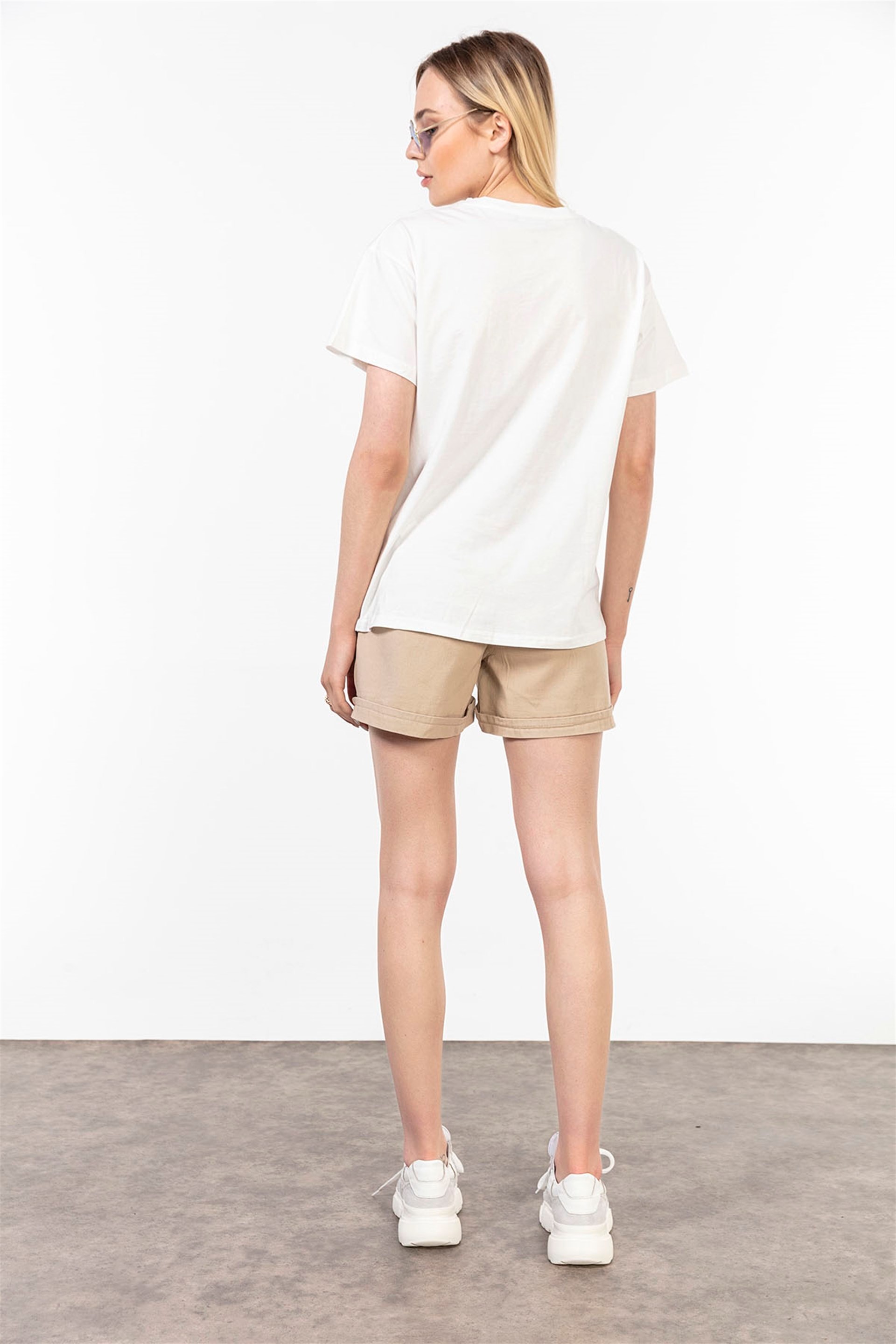 Önü Baskılı Taşlı Beyaz T-shirt