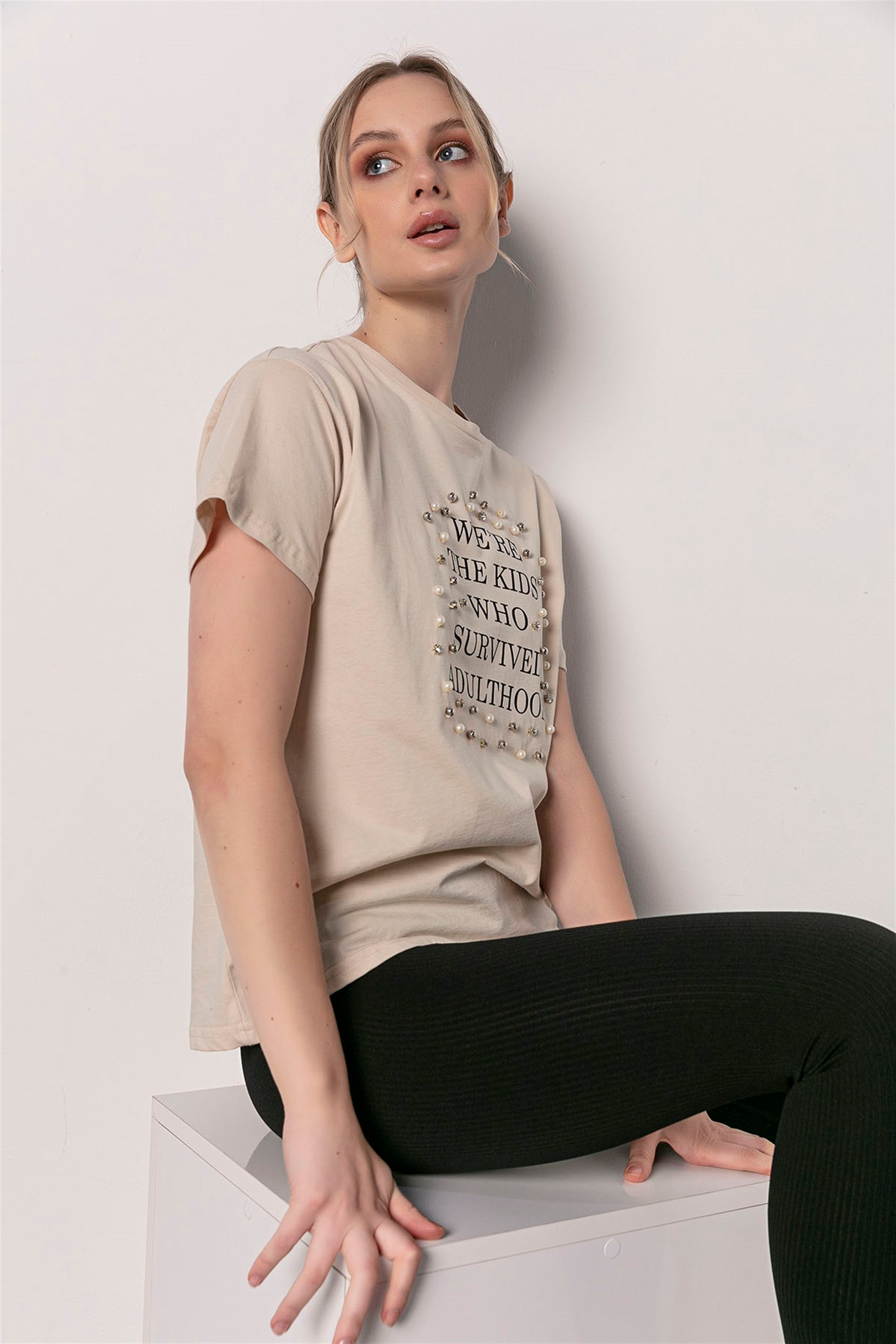 Önü Baskılı Taşlı Bej T-shirt