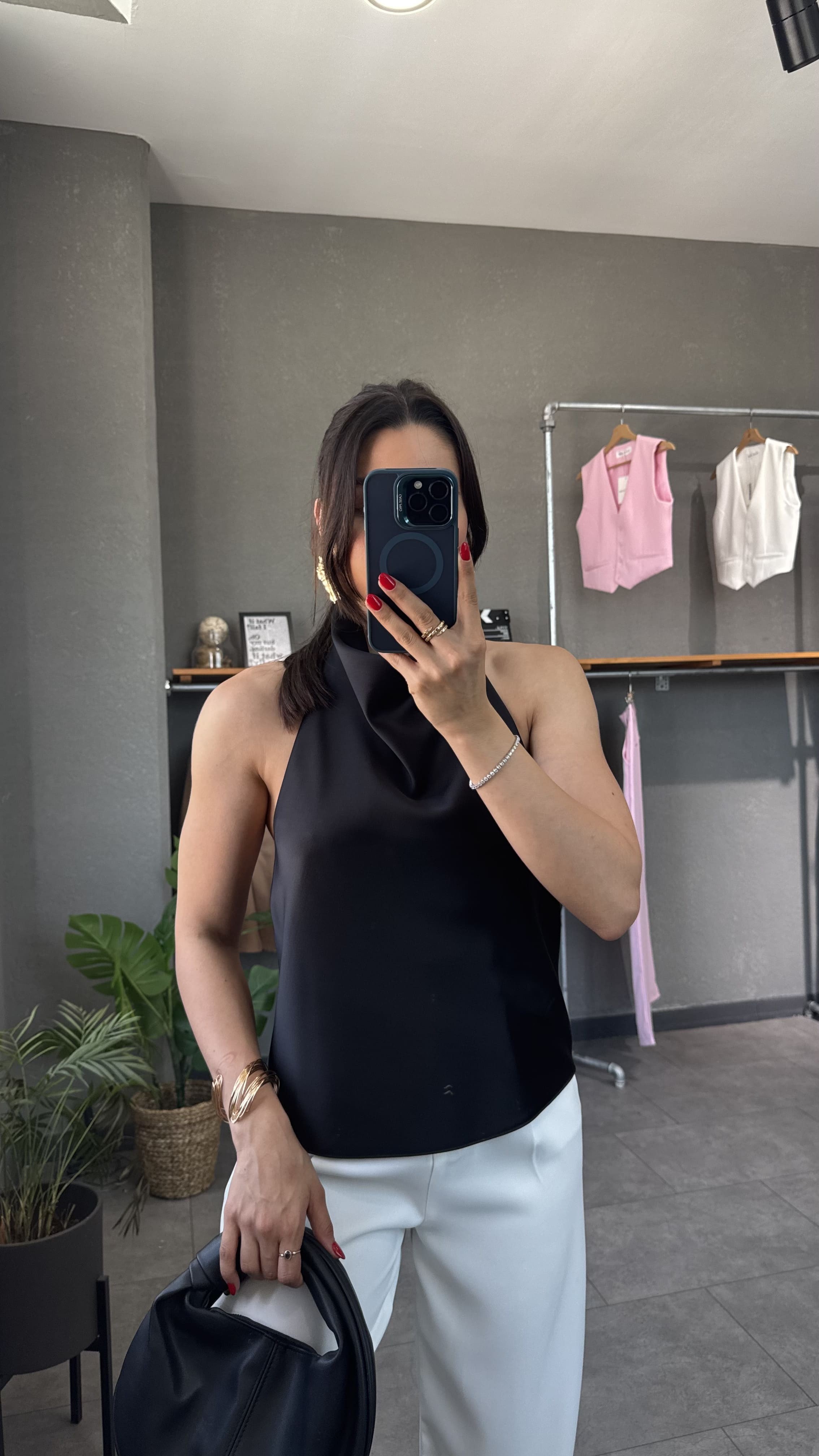 Halter Yaka Sırt Dekolteli Saten Bluz - Siyah