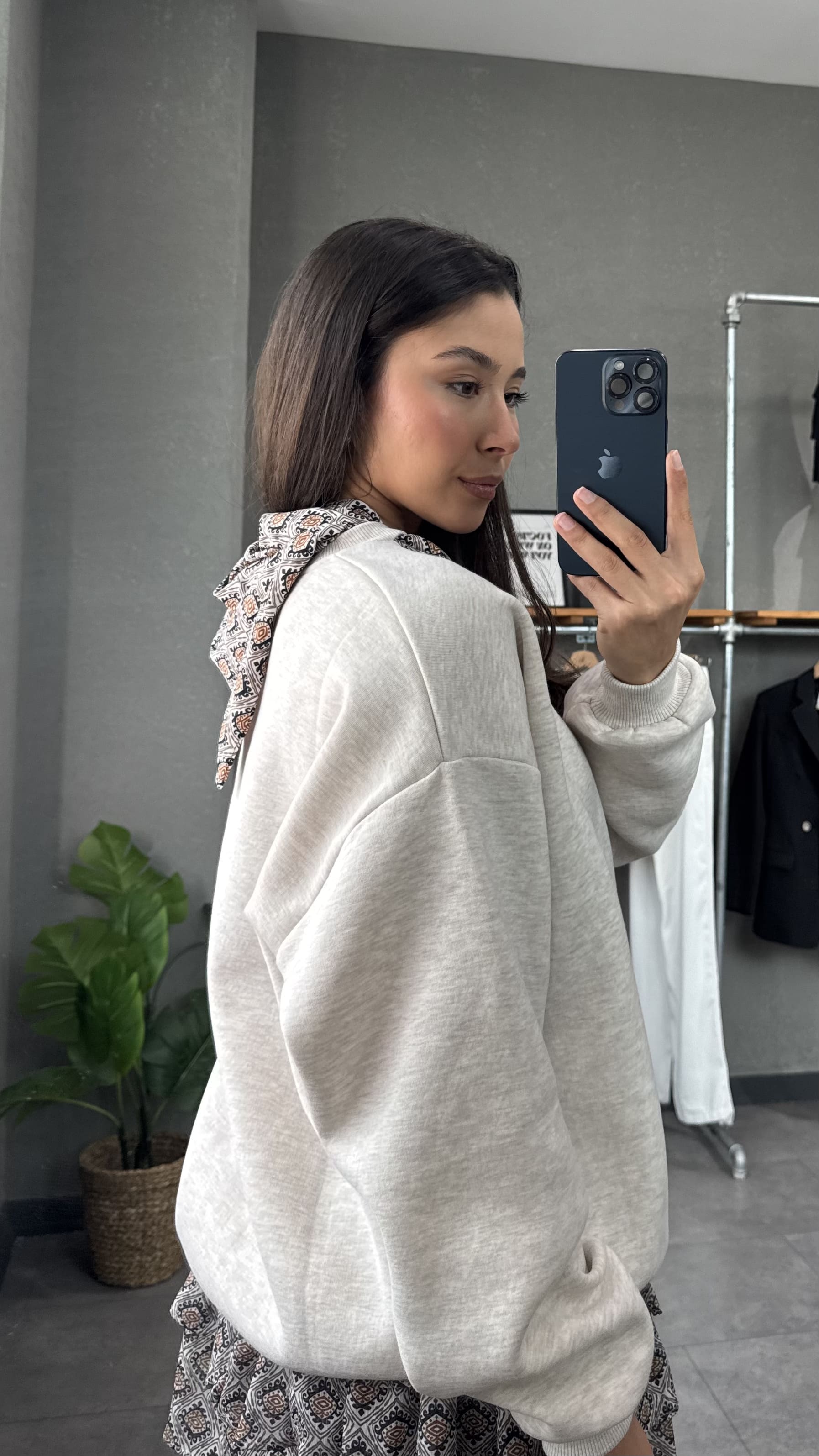 Fular Ve Nakış Detaylı Sweatshirt