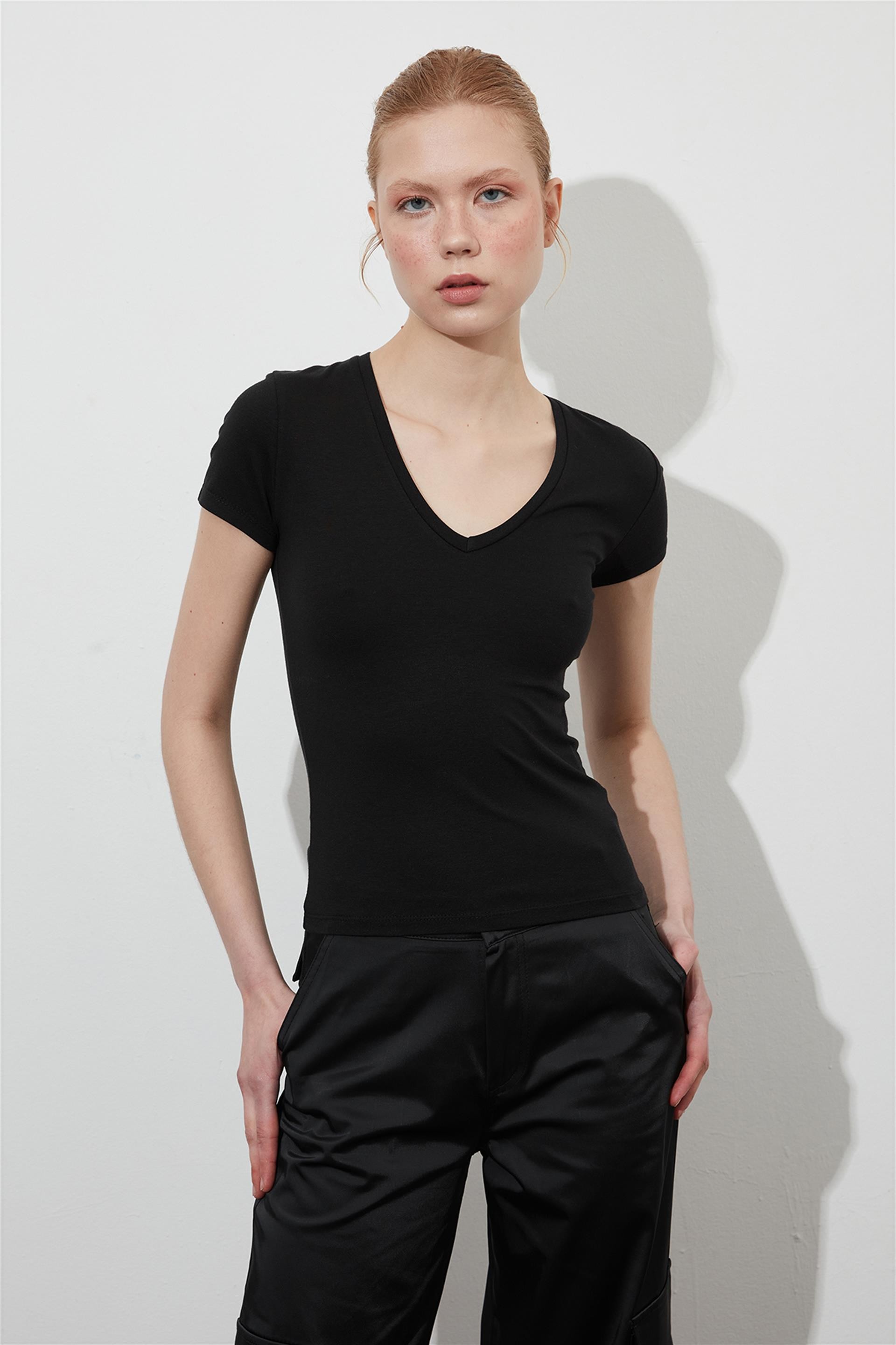 Siyah V Yaka Vücudu Saran T-shirt