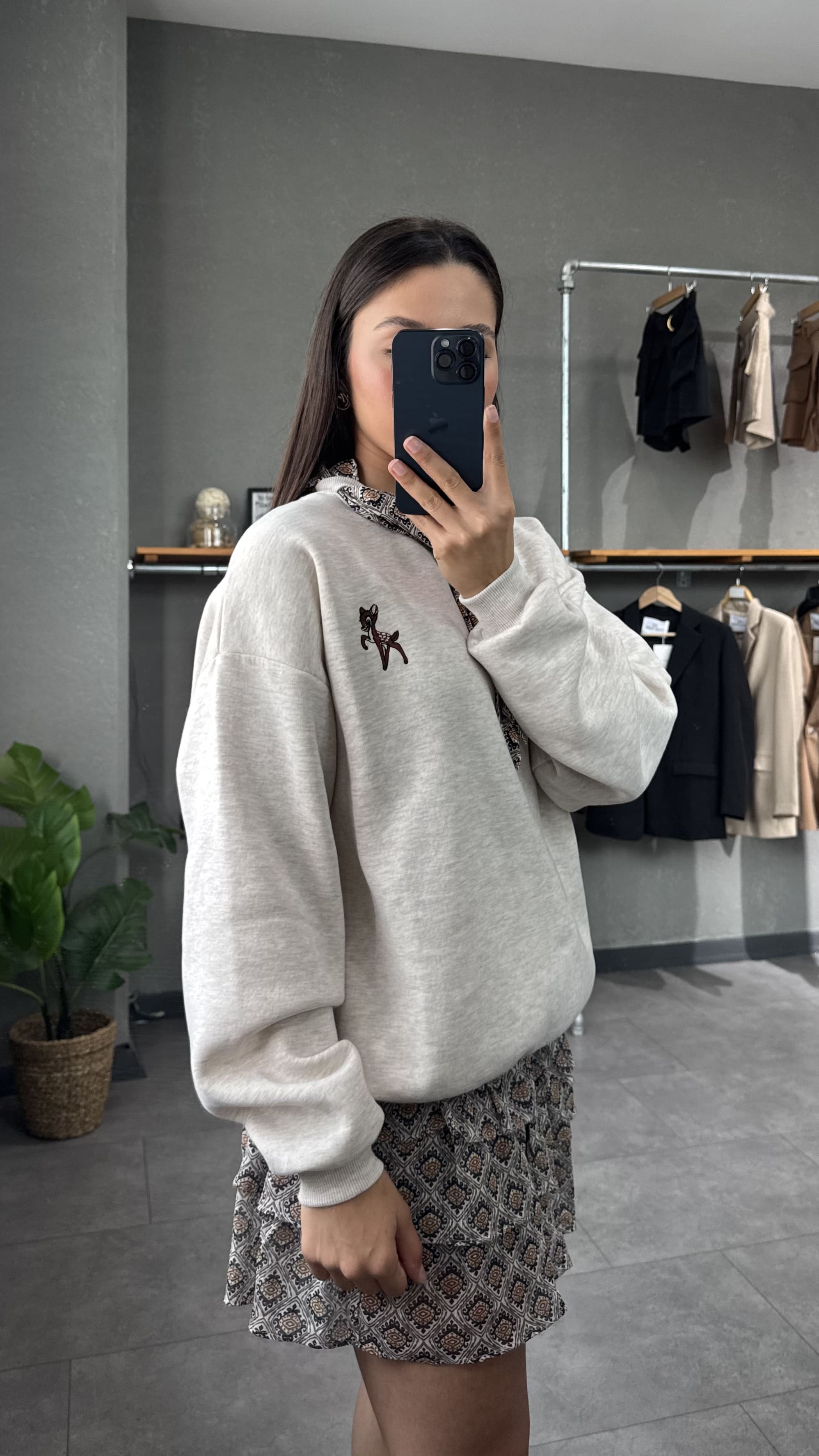 Fular Ve Nakış Detaylı Sweatshirt