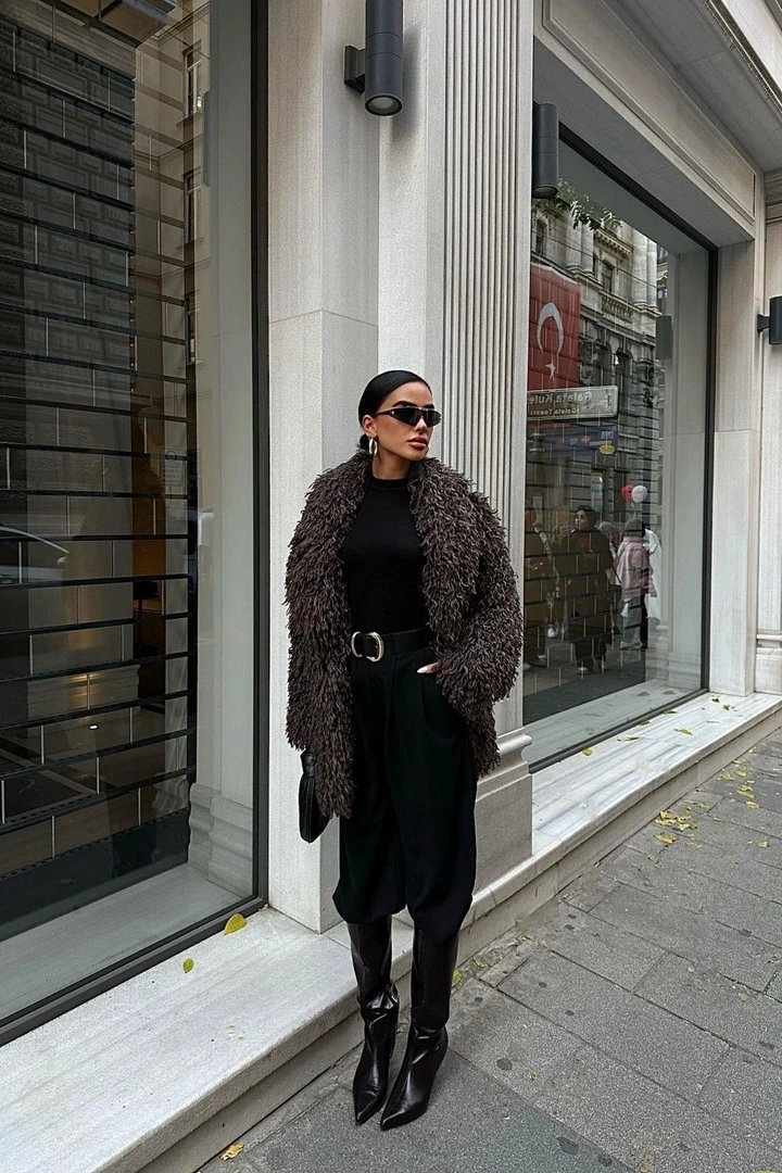 Kıvırcık Tüylü Uzun Acı Kahve Kadın Kürk