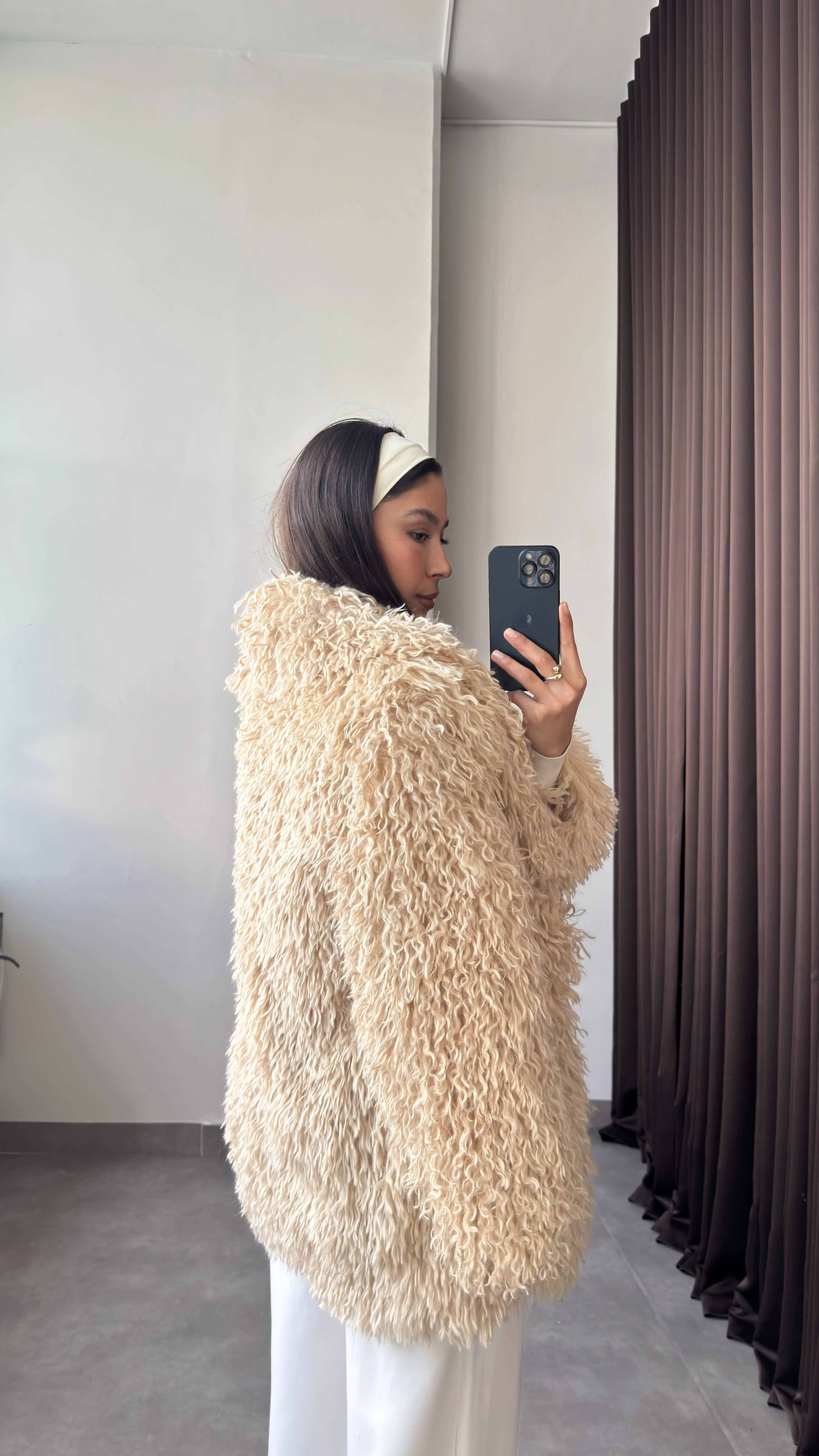 Kıvırcık Tüylü Uzun Bej Kadın Kürk