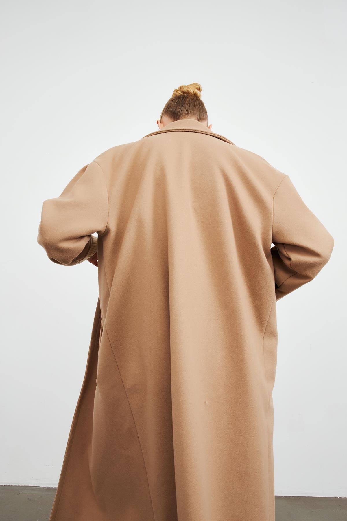 Yumuşak Ve Dokulu Oversize Kruvaze Yaka Camel Kadın Kaban