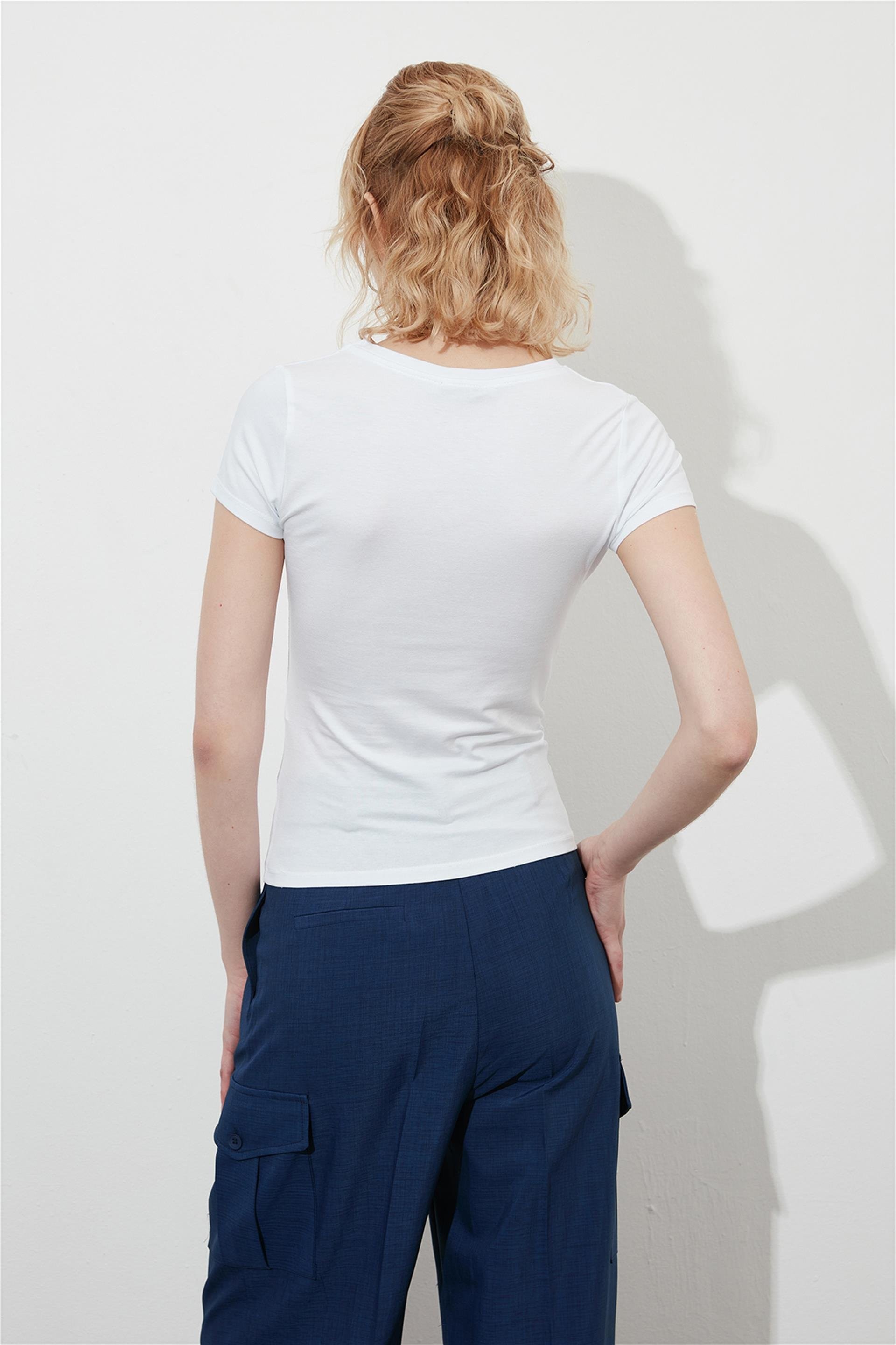 Beyaz Vücudu Saran Bisiklet Yaka Basic T-shirt