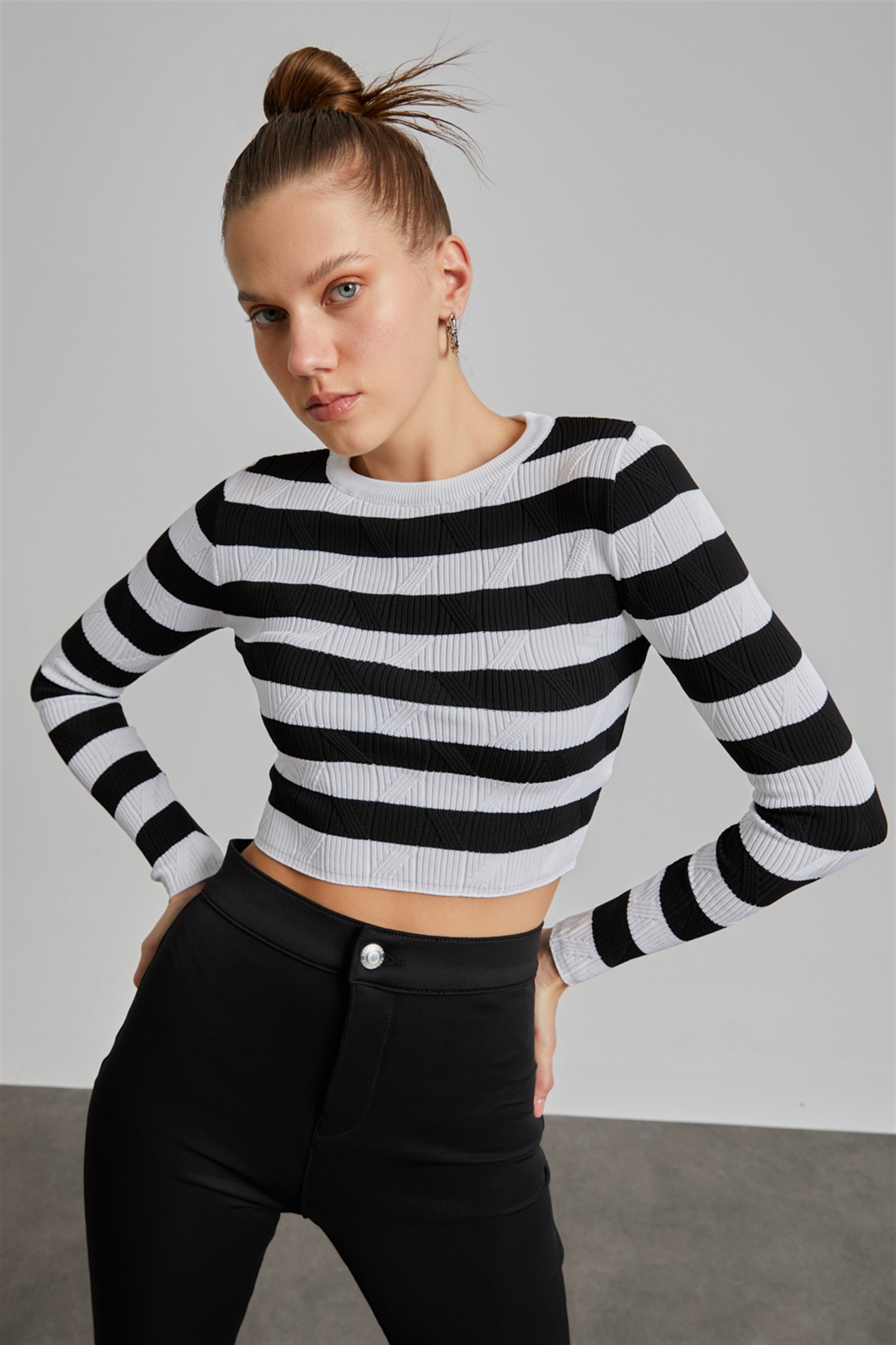 Siyah Çizgili Crop Triko