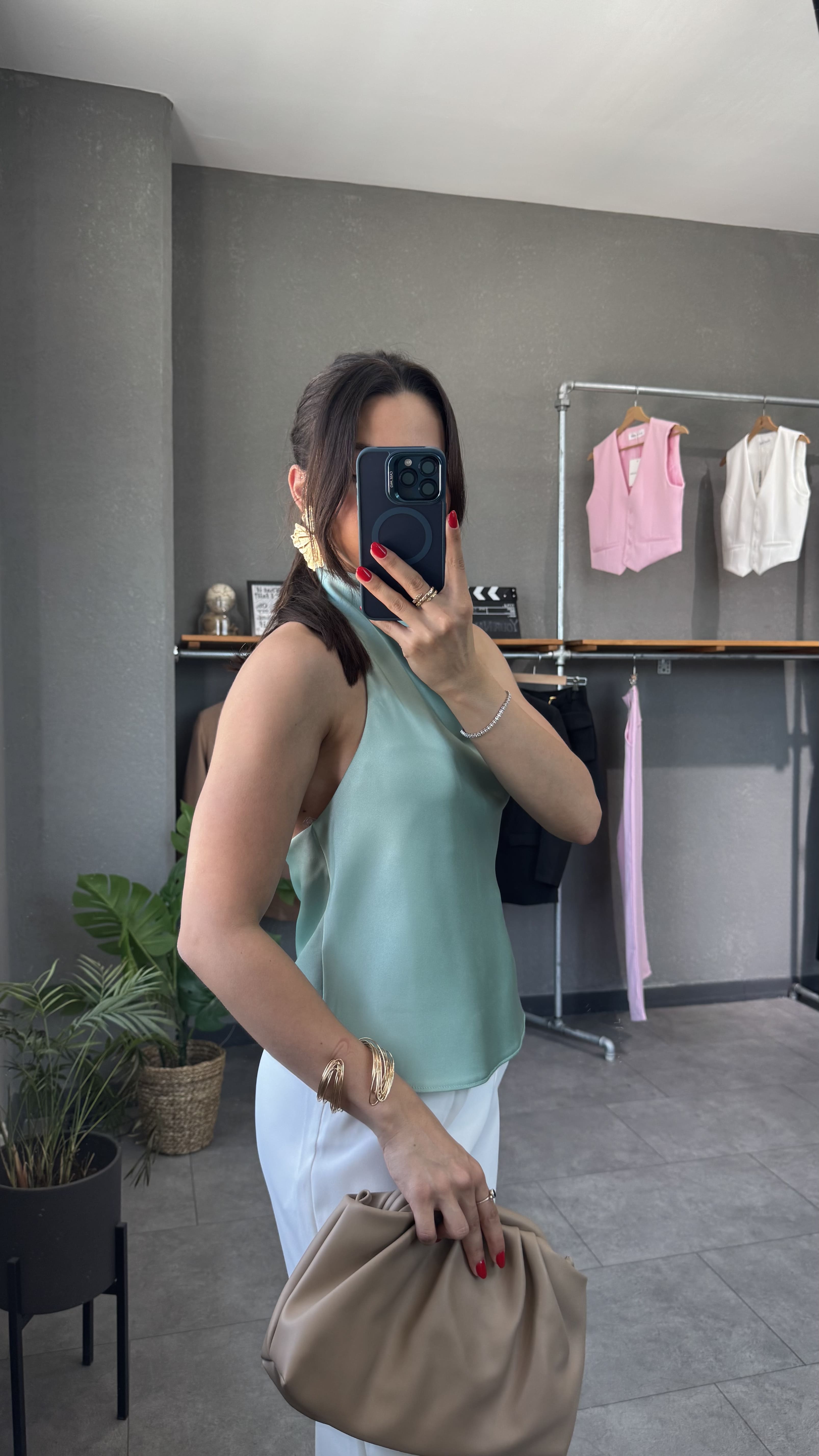 Halter Yaka Sırt Dekolteli Saten Bluz