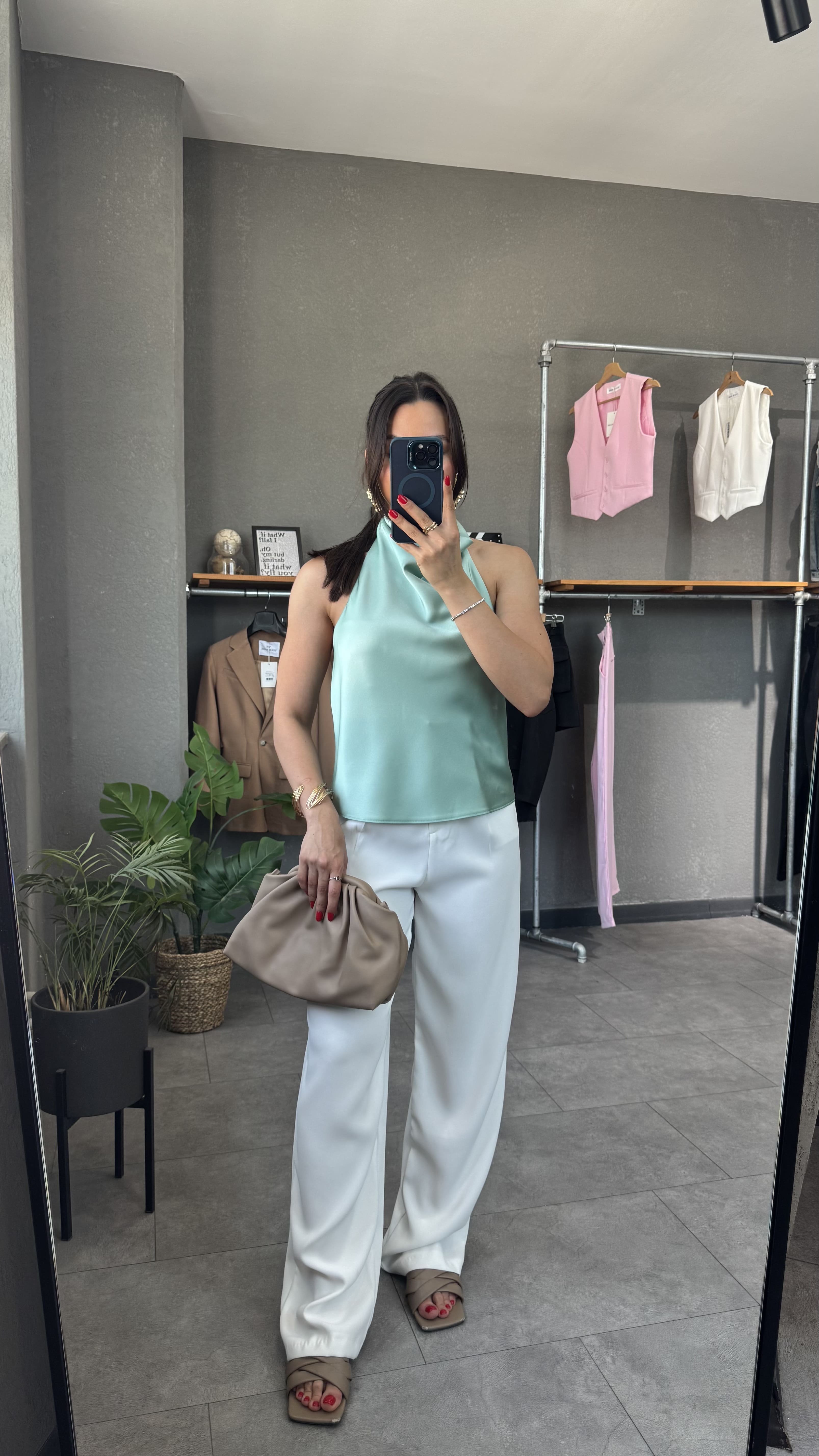 Halter Yaka Sırt Dekolteli Saten Bluz