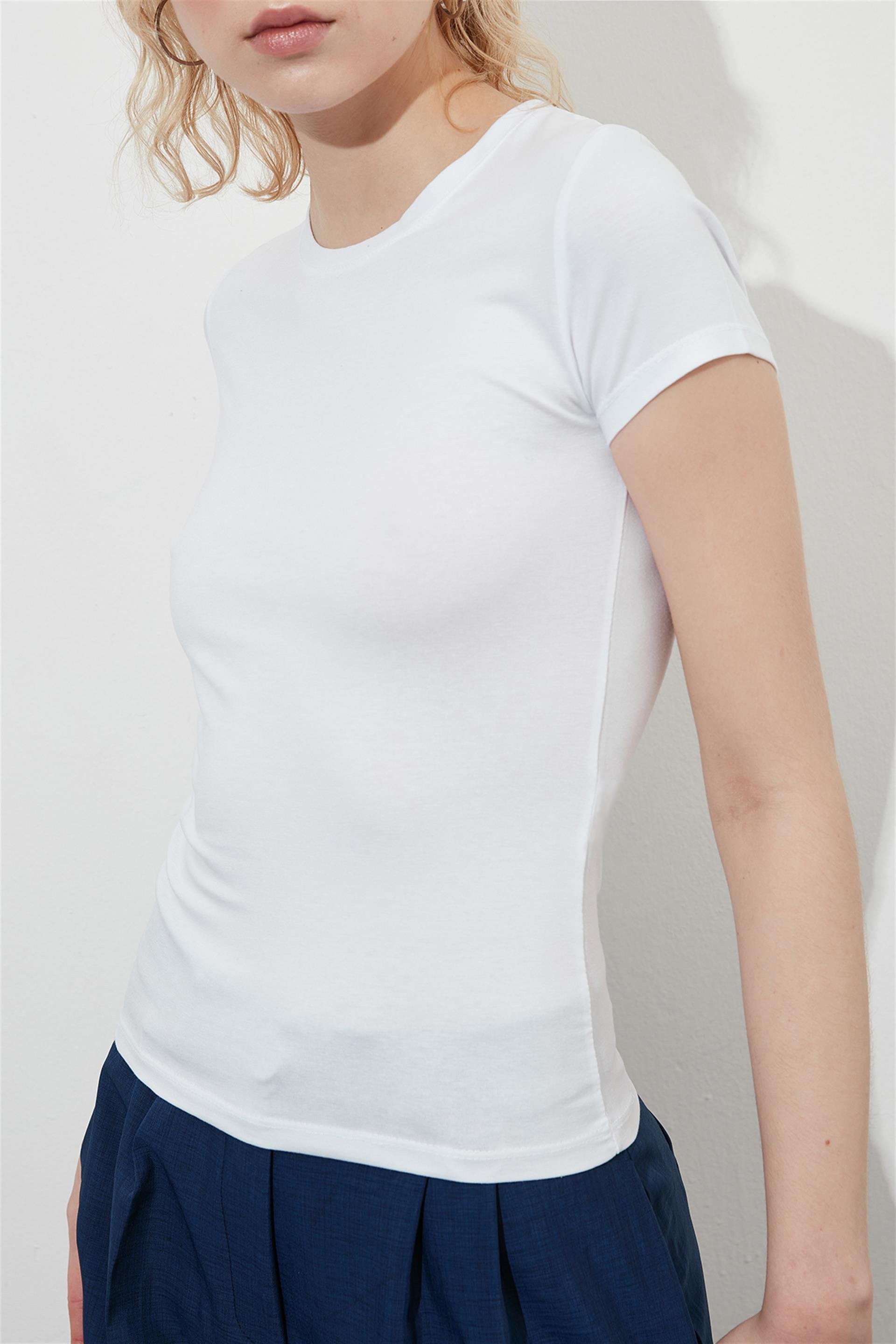 Beyaz Vücudu Saran Bisiklet Yaka Basic T-shirt