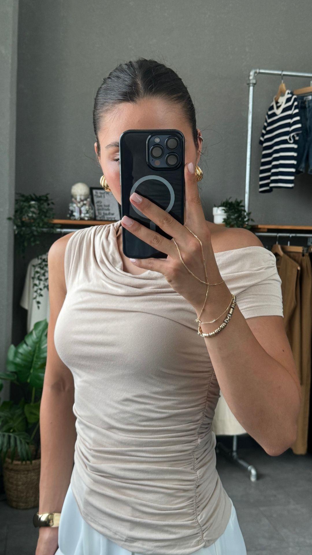 Asimetrik Yaka Büzgülü Kadın Bej Bluz