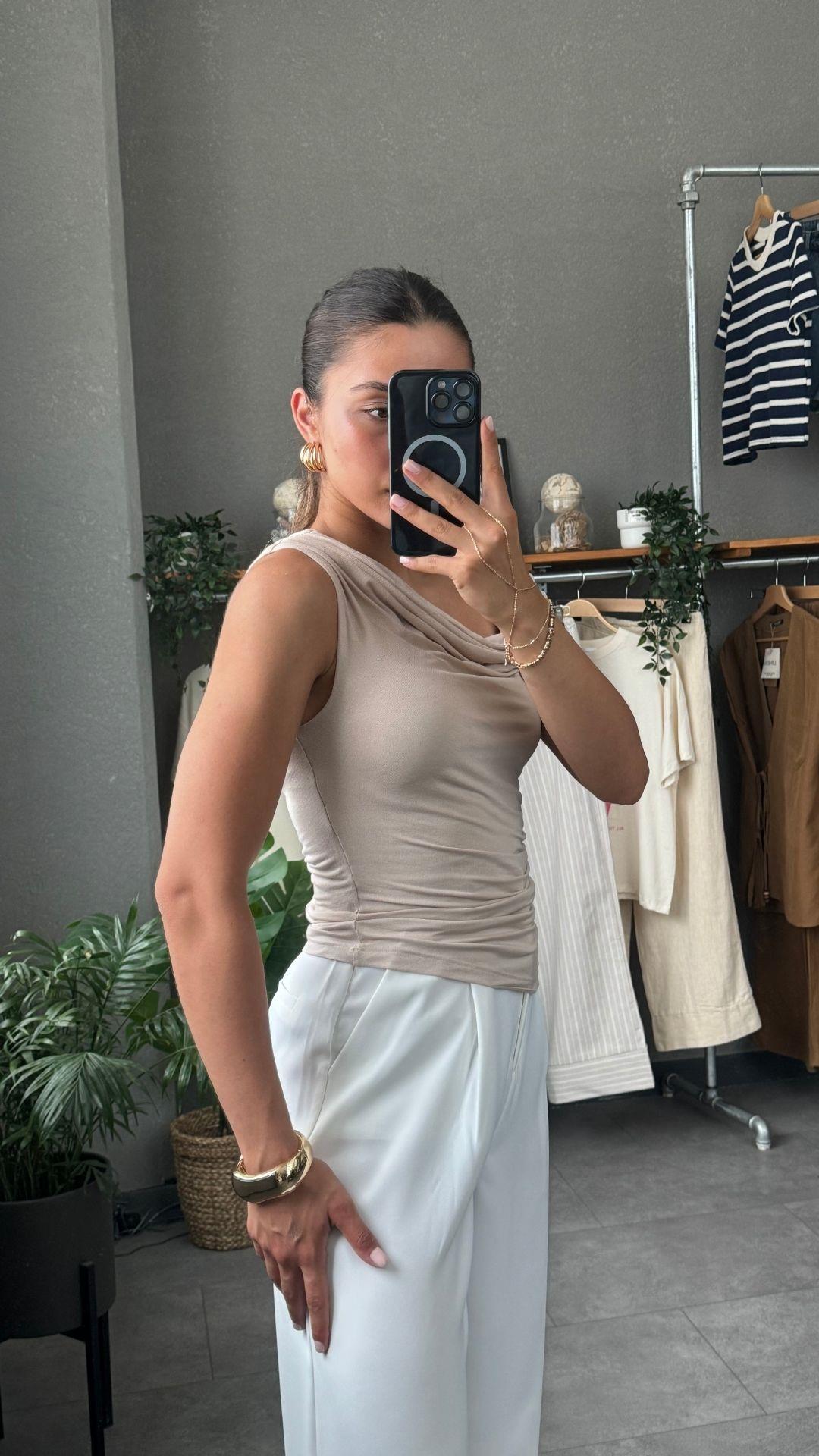 Asimetrik Yaka Büzgülü Kadın Bej Bluz