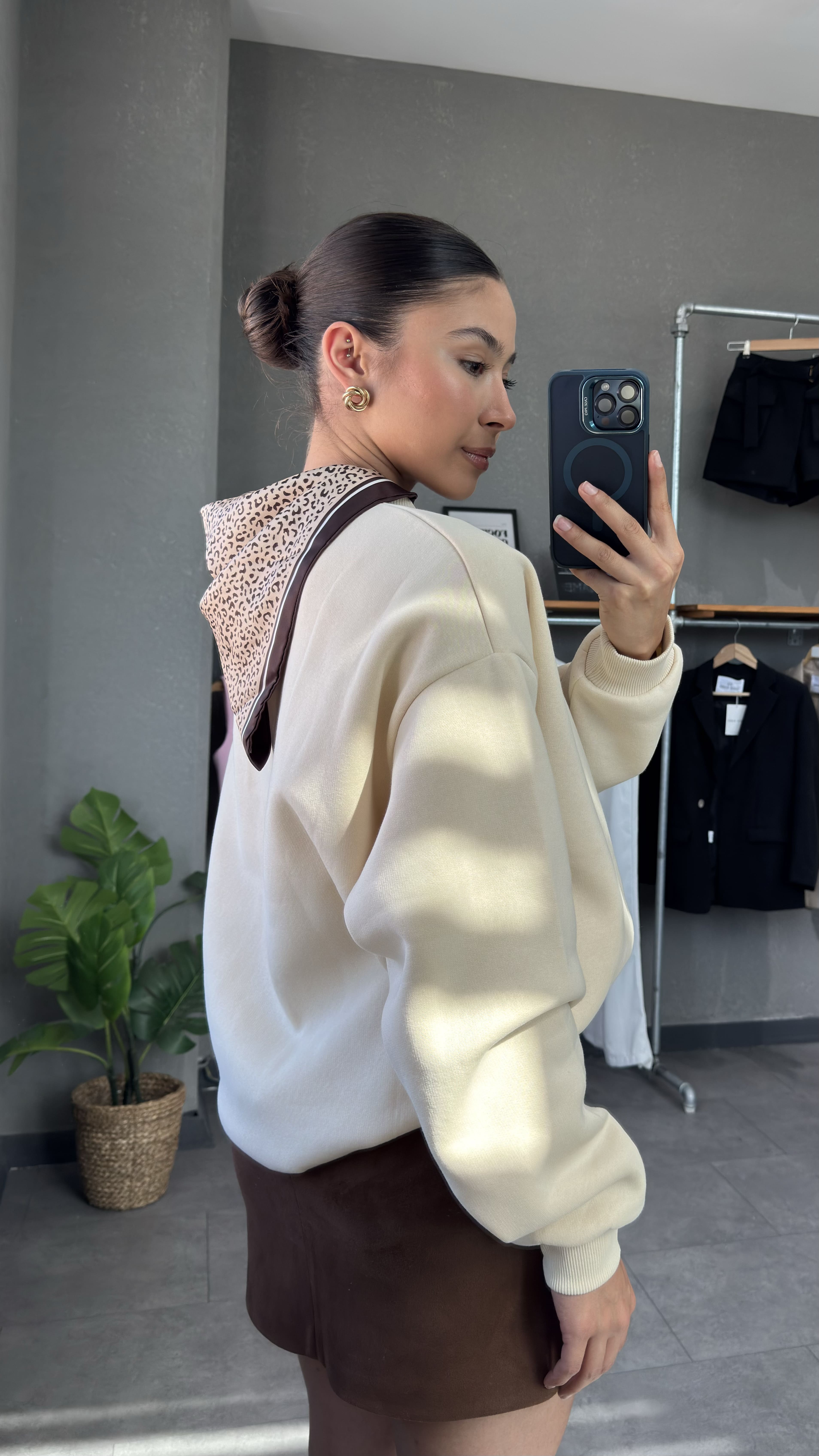 Fular Ve Nakış Detaylı Sweatshirt