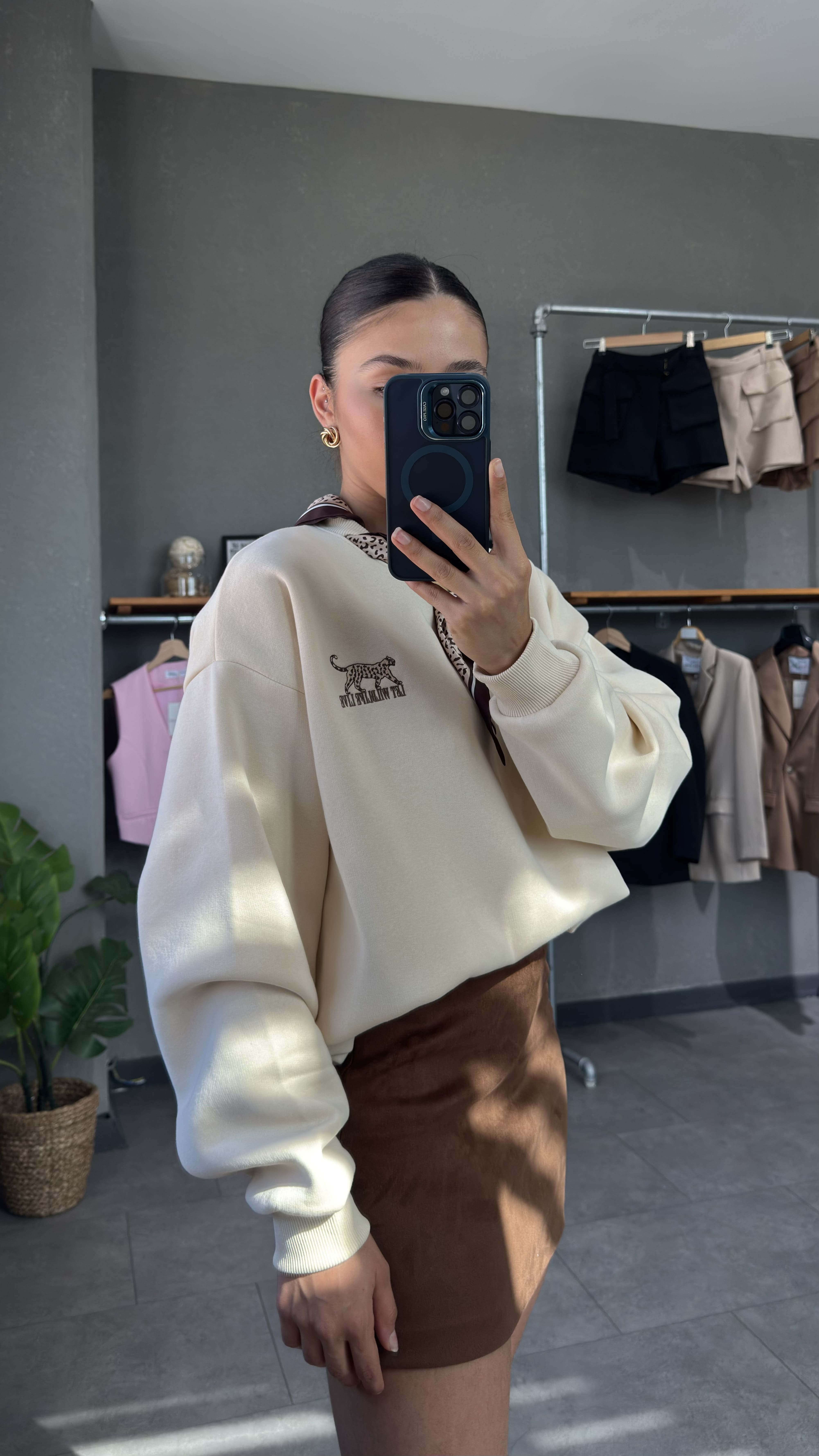 Fular Ve Nakış Detaylı Sweatshirt