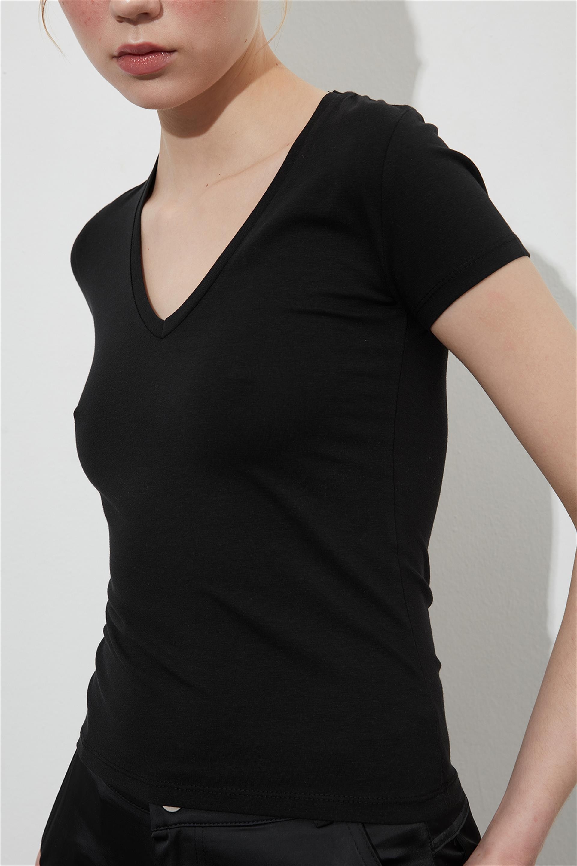 Siyah V Yaka Vücudu Saran T-shirt