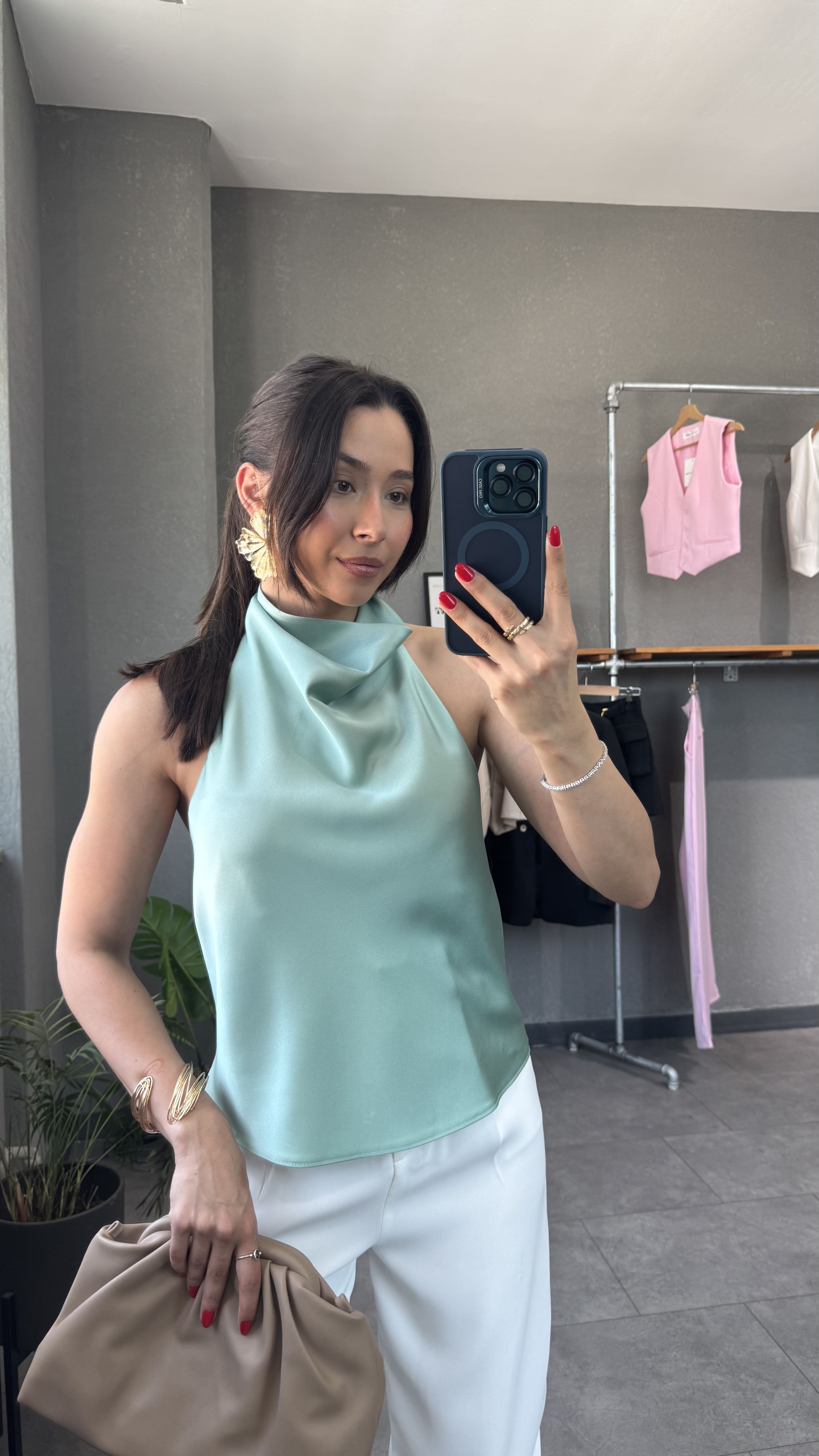 Halter Yaka Sırt Dekolteli Saten Bluz