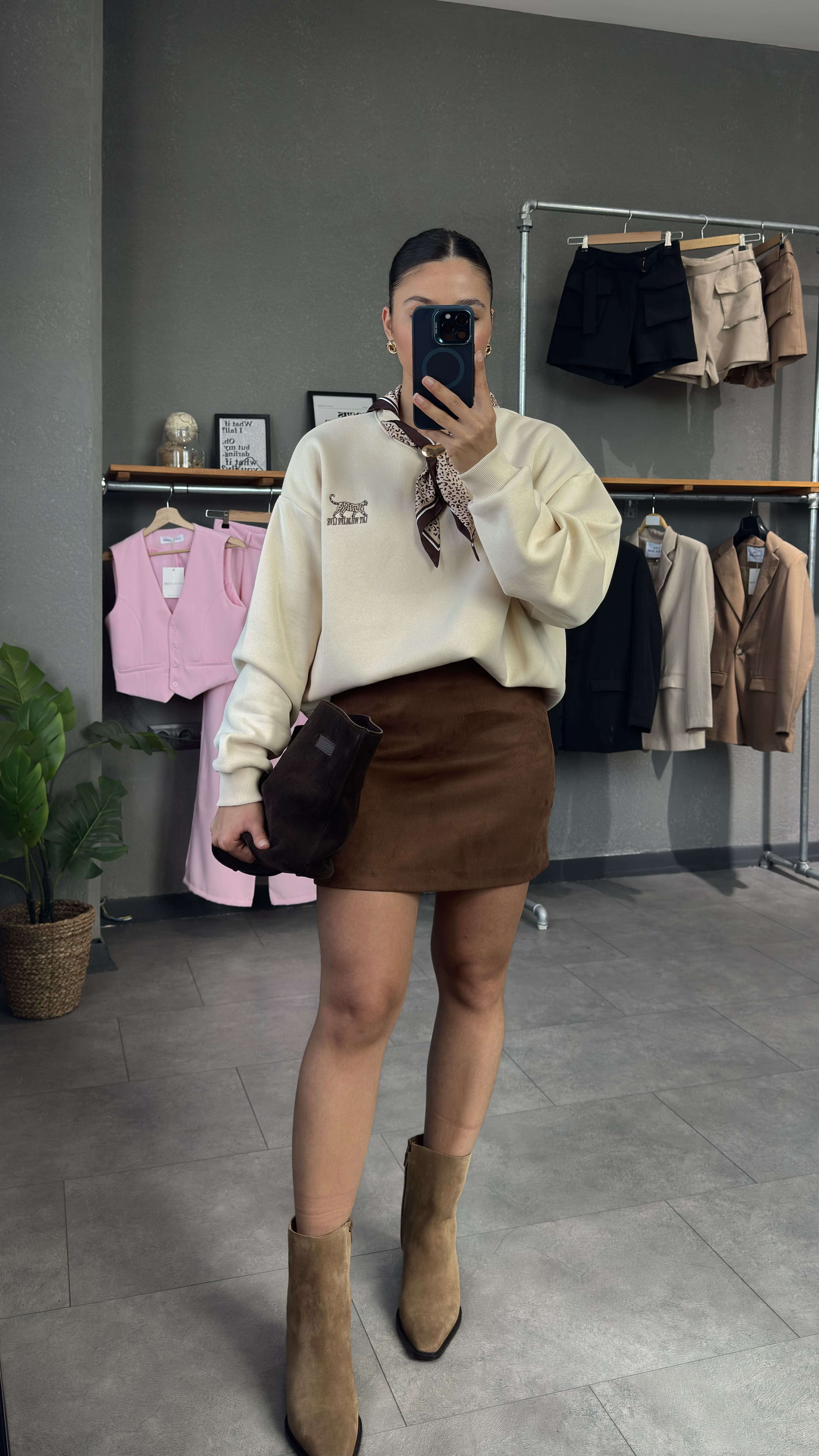 Fular Ve Nakış Detaylı Sweatshirt