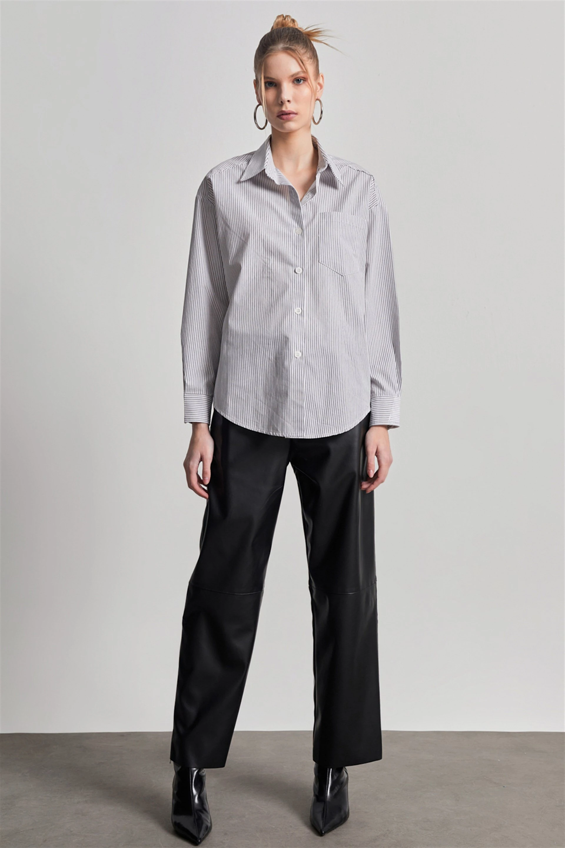 Kadın Cepli İnce Çizgili Oversize Beyaz Gömlek