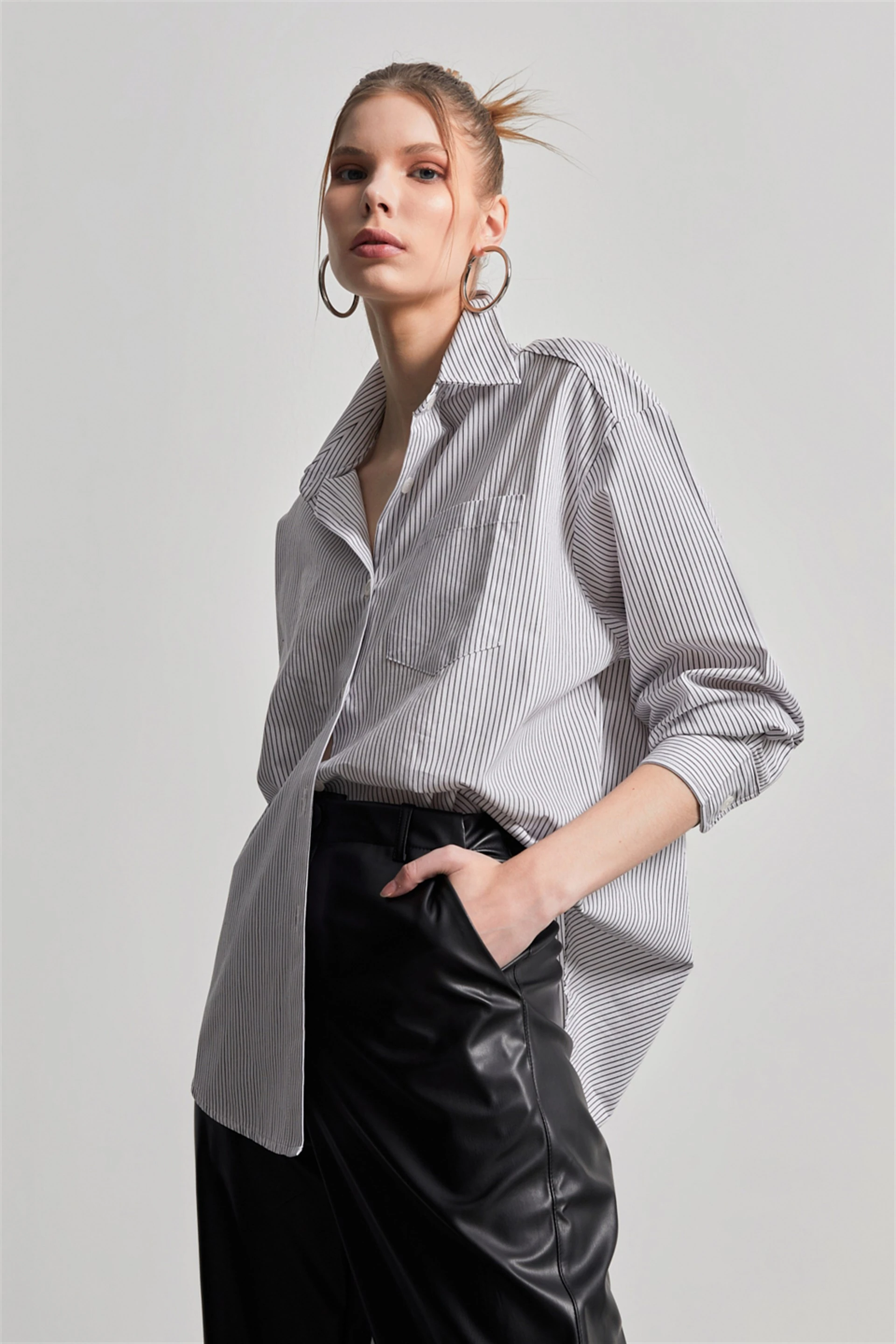 Kadın Cepli İnce Çizgili Oversize Beyaz Gömlek