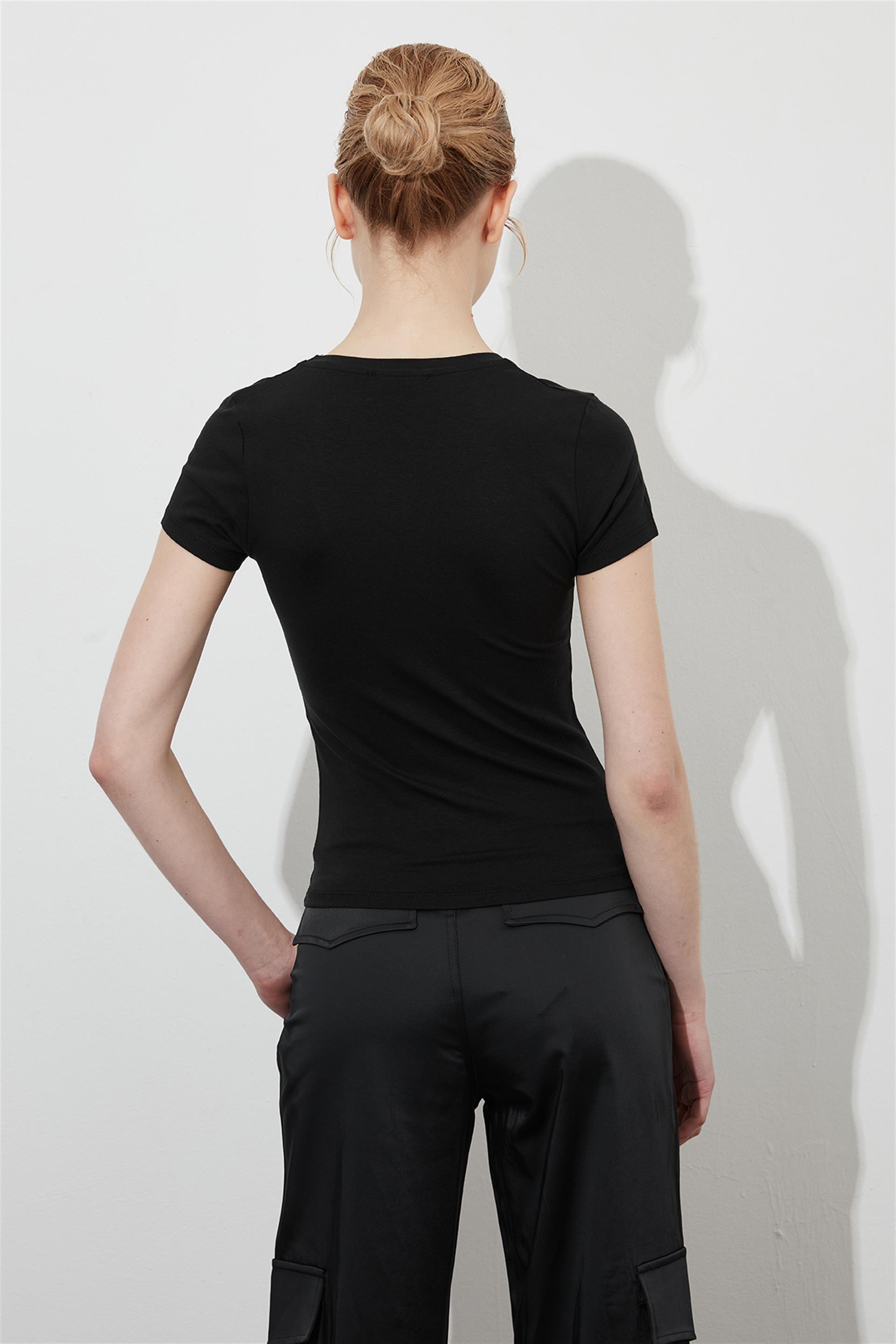 Siyah V Yaka Vücudu Saran T-shirt