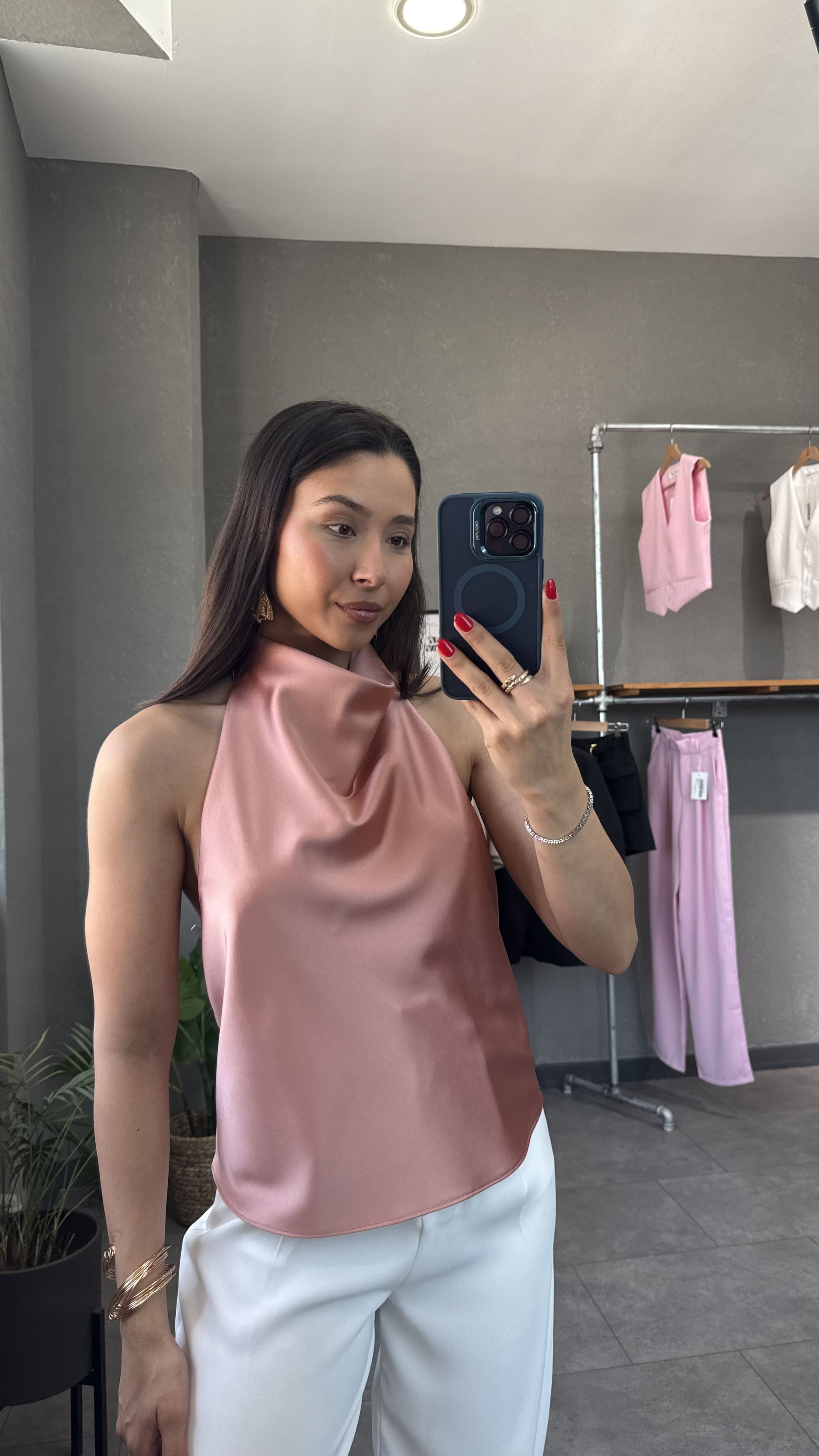 Halter Yaka Sırt Dekolteli Saten Bluz