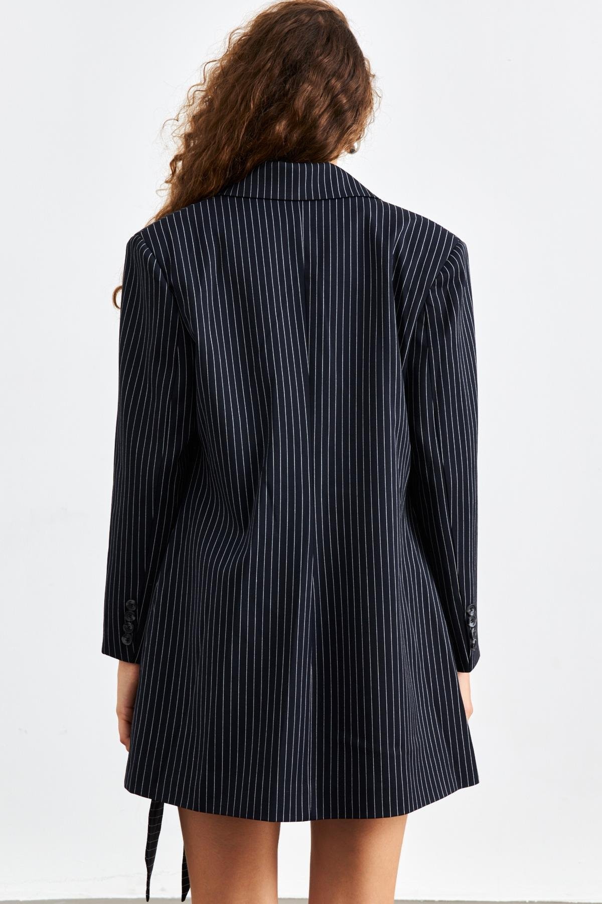 Oversize Beyaz Çizgili Lacivert Kadın Blazer Ceket