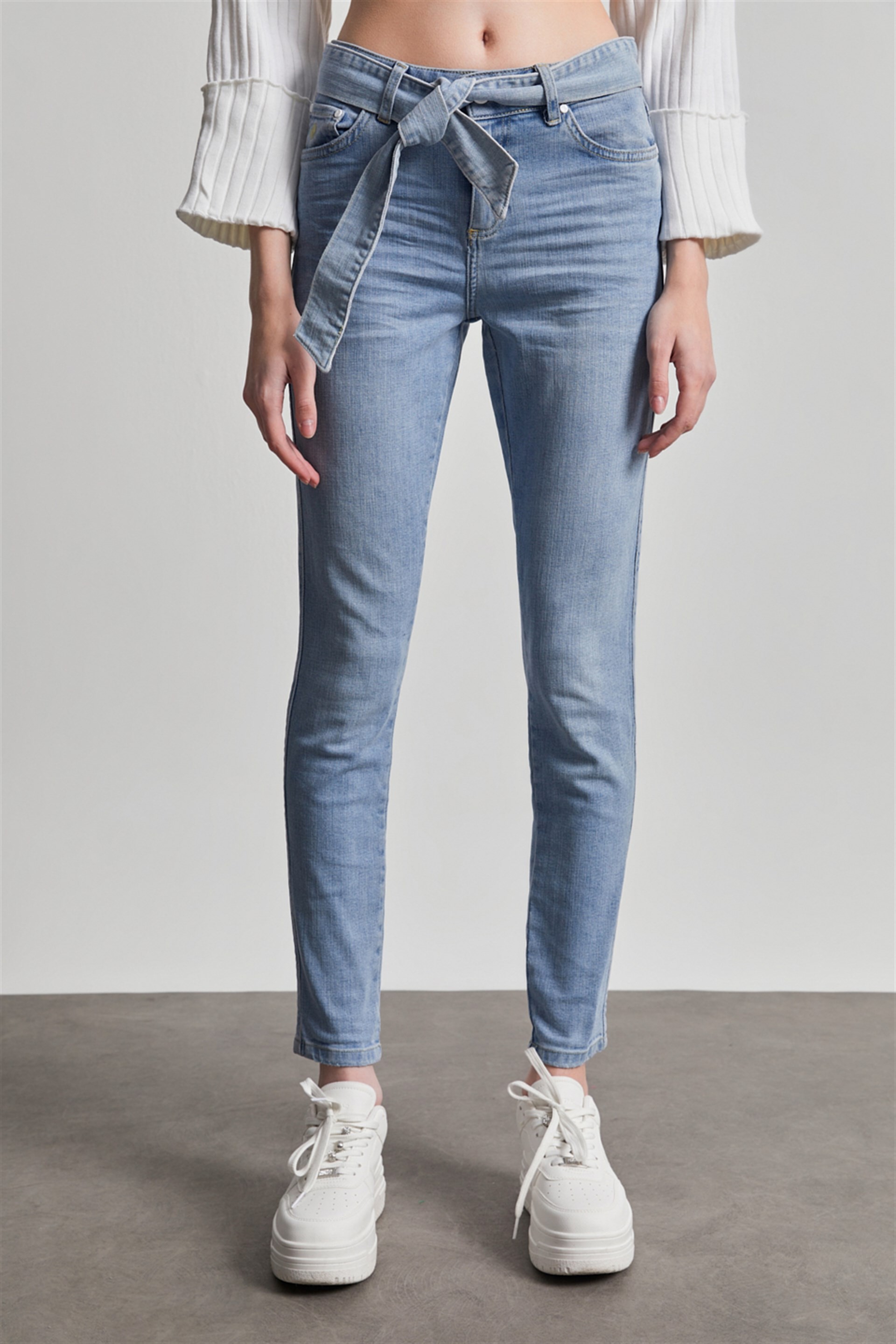 Kadın Buz Mavi Orta Bel Beli Kemerli Skinny Jean