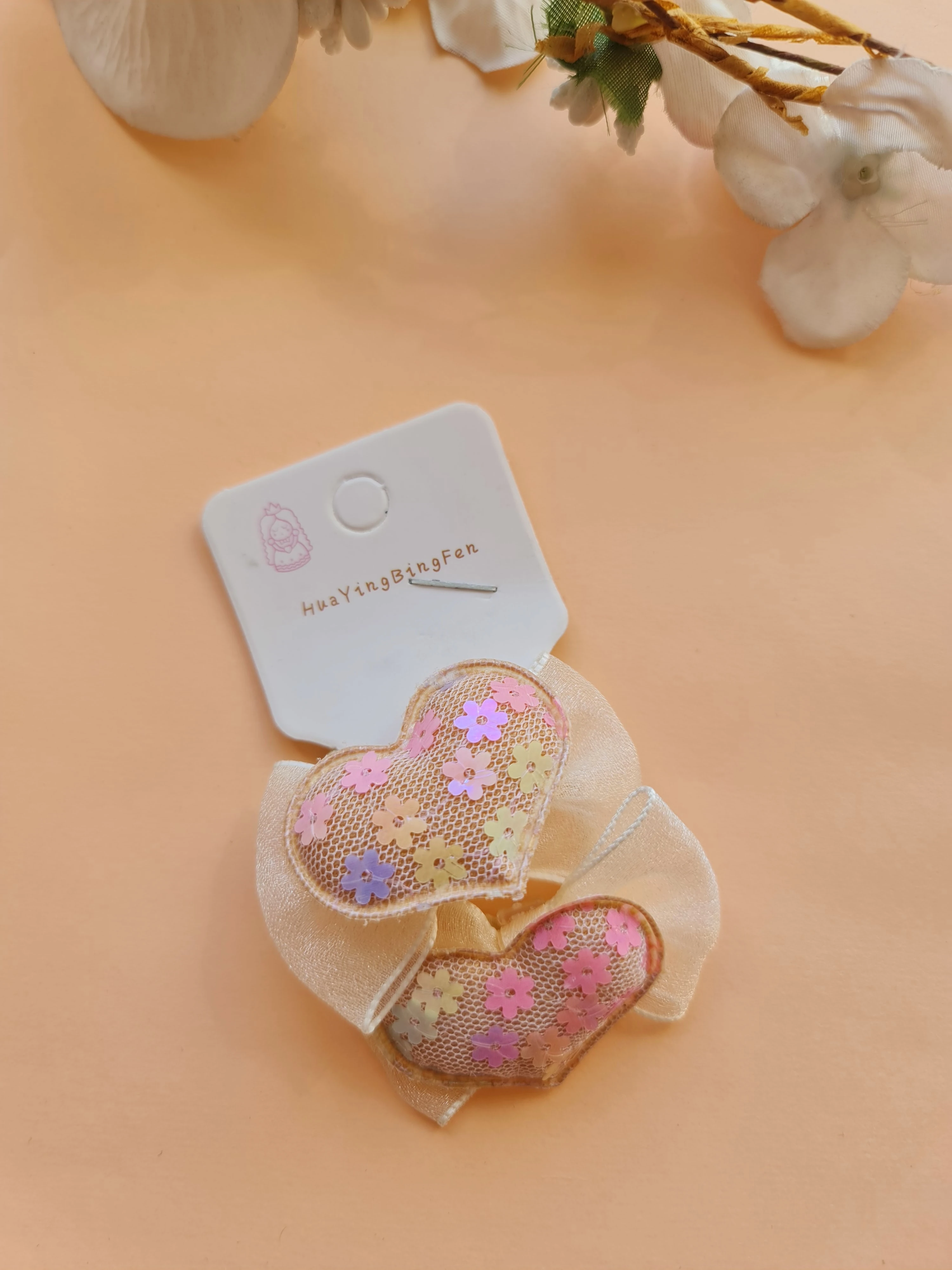 Tül Fiyonk Üstü Pullu Kalp Lastik Toka