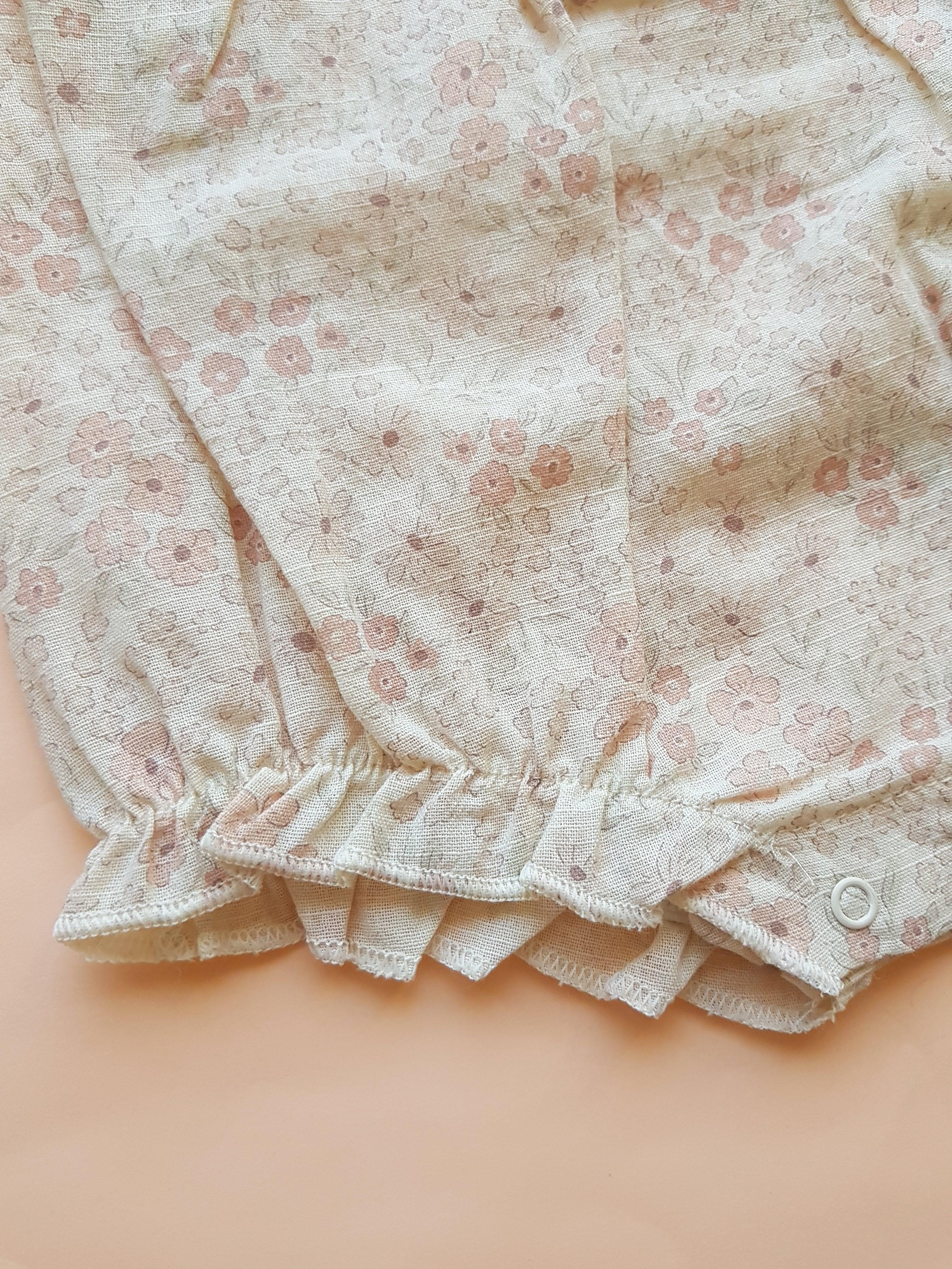 Pastel Pembe Çiçekli Bej Renk Arkası Çapraz Askılı Romper