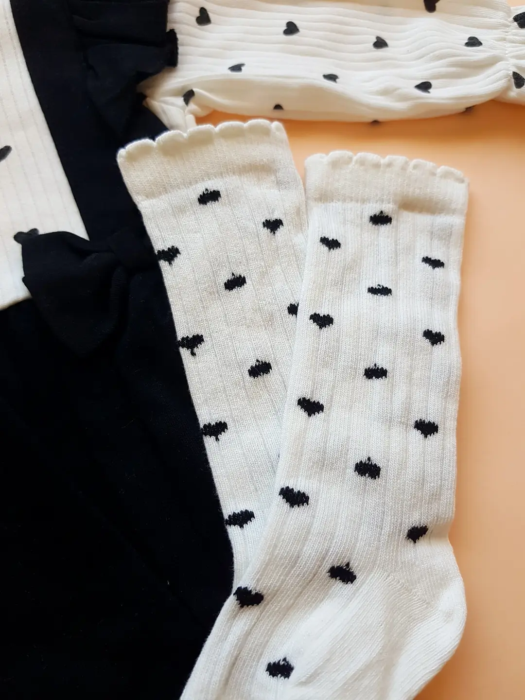 Siyah Kalp Desen Çoraplı Bandanalı Romper