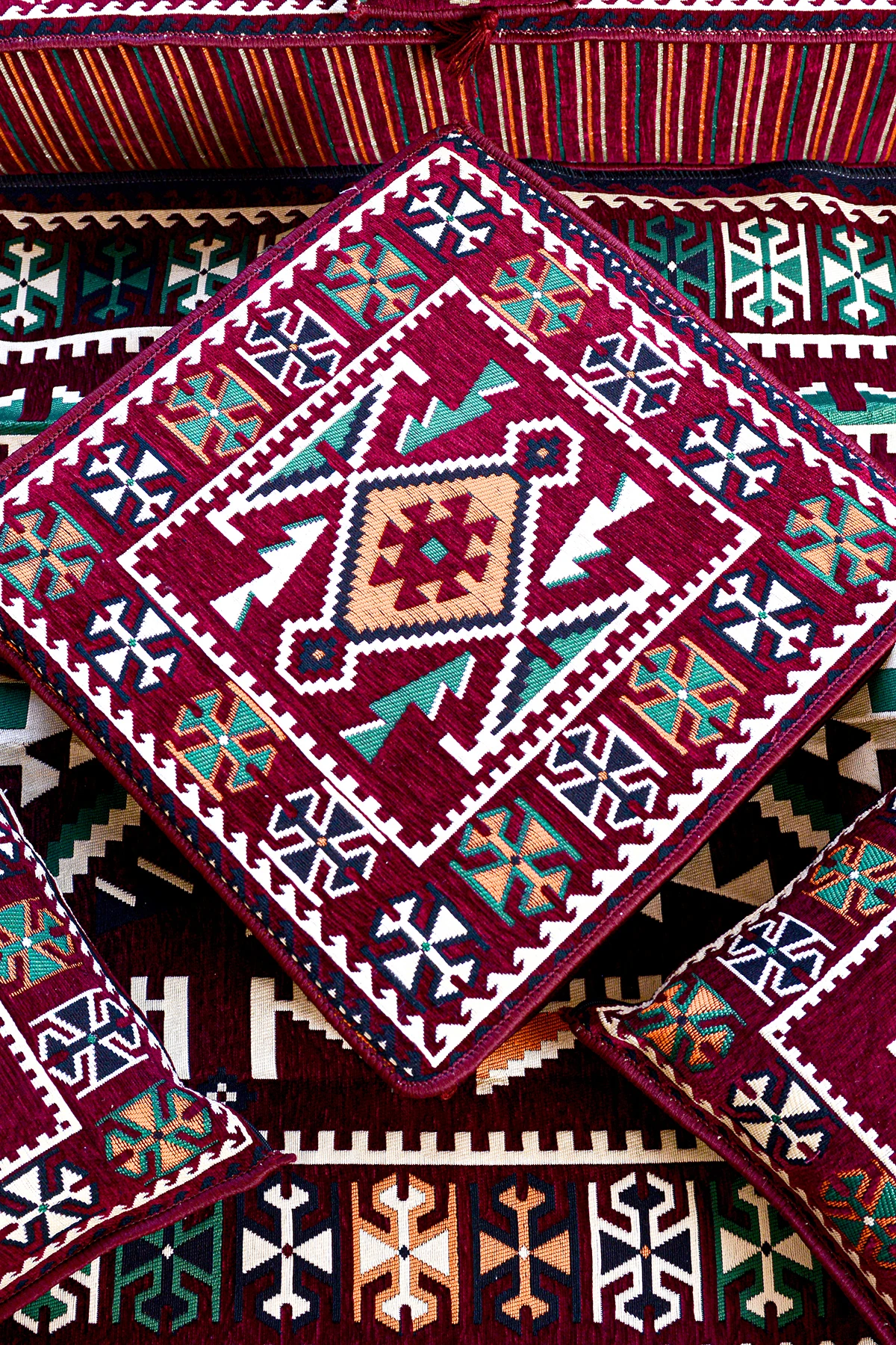 Şark Köşesi Takımı Bordo Anadolu Modeli 18 Parça (20 CM MİNDER KALINLIĞI)