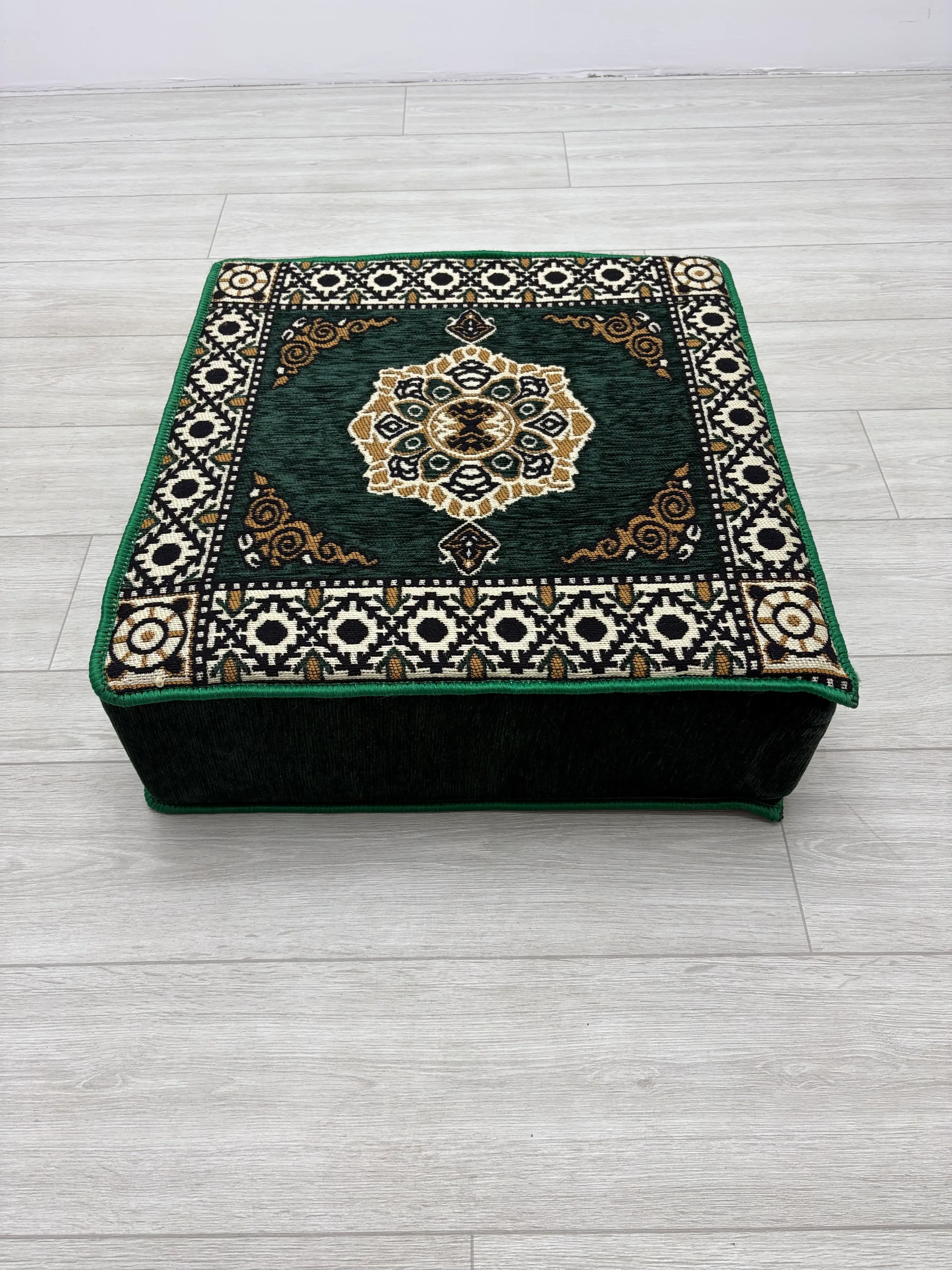 Güneş Modeli Çökmeyen Süngerli Şark Köşesi Orta Sehpa Yeşil (60 x 60 x 20 cm)