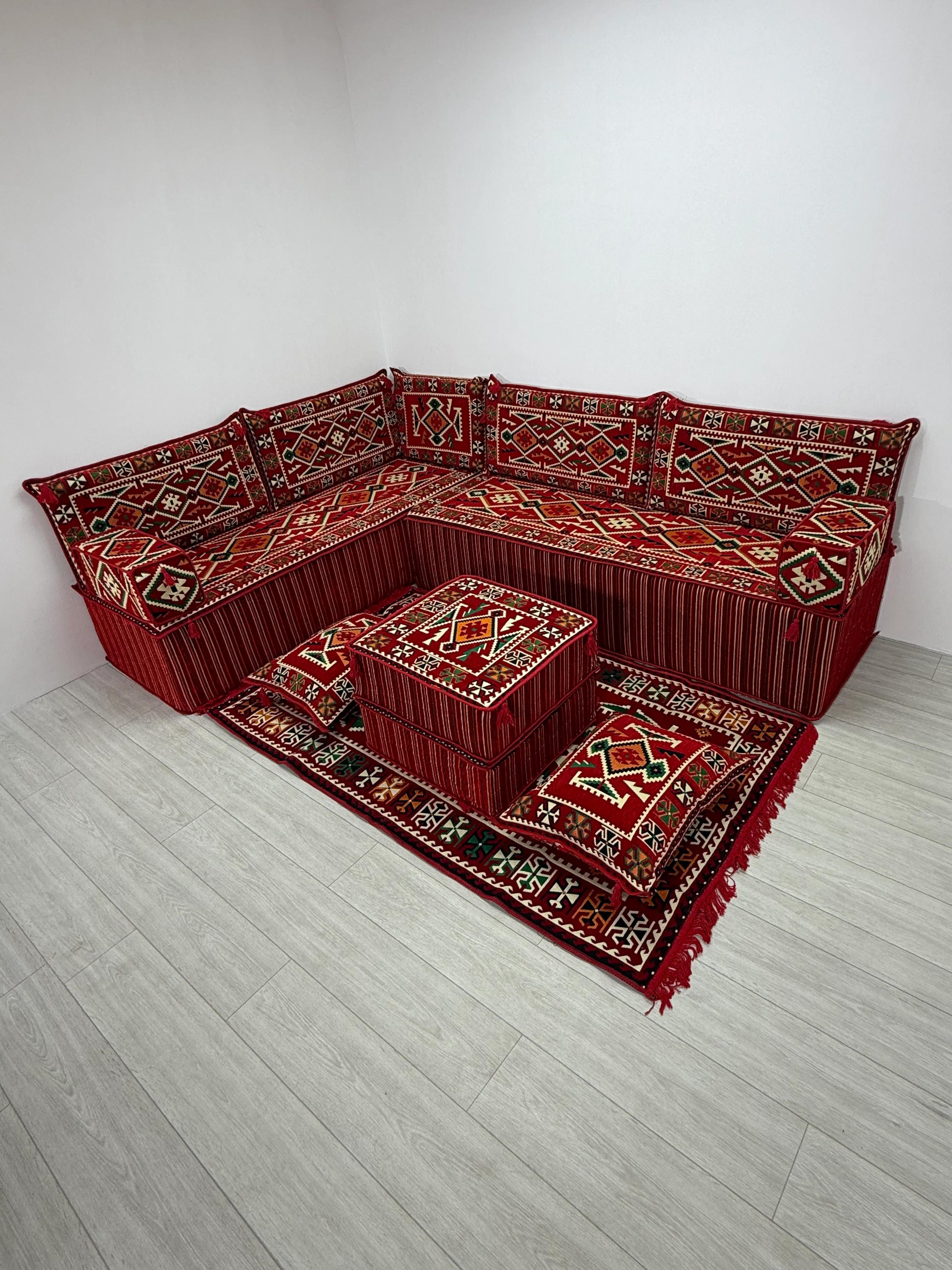 40 cm Kalın Süngerli Kırmızı Anadolu Motifli Şark Köşesi - Kilim Desenli L Yer Minderi ve Halı Seti