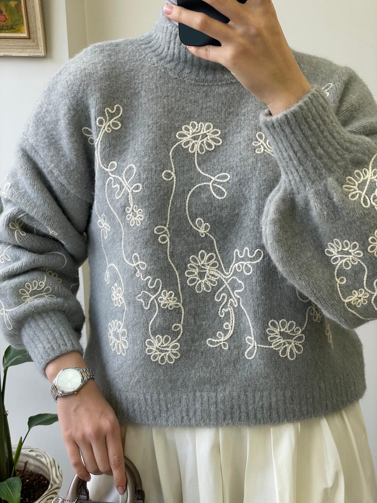 Nakış İşlemeli Yün Kazak