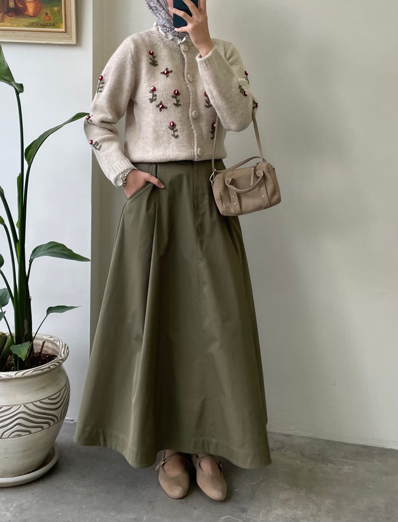 Çiçek İşlemeli Yün Hırka