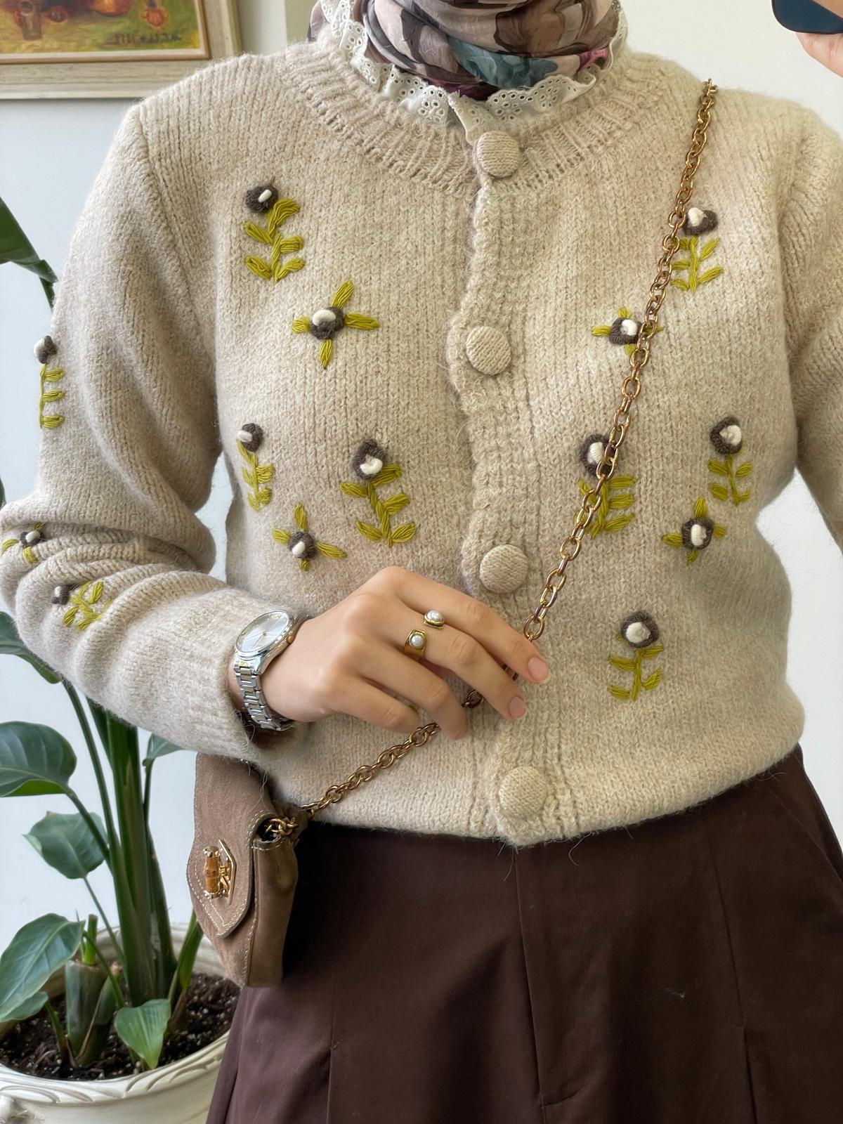 Çiçek İşlemeli Yün Hırka