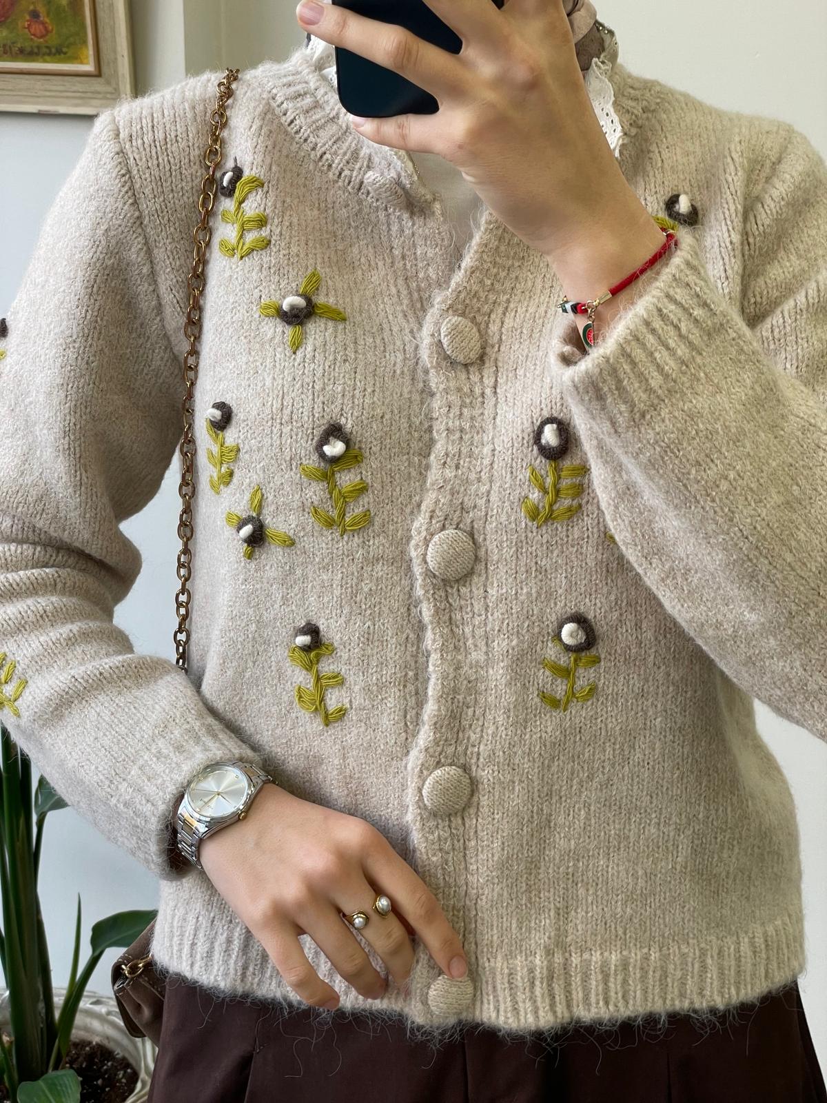 Çiçek İşlemeli Yün Hırka - Vizon