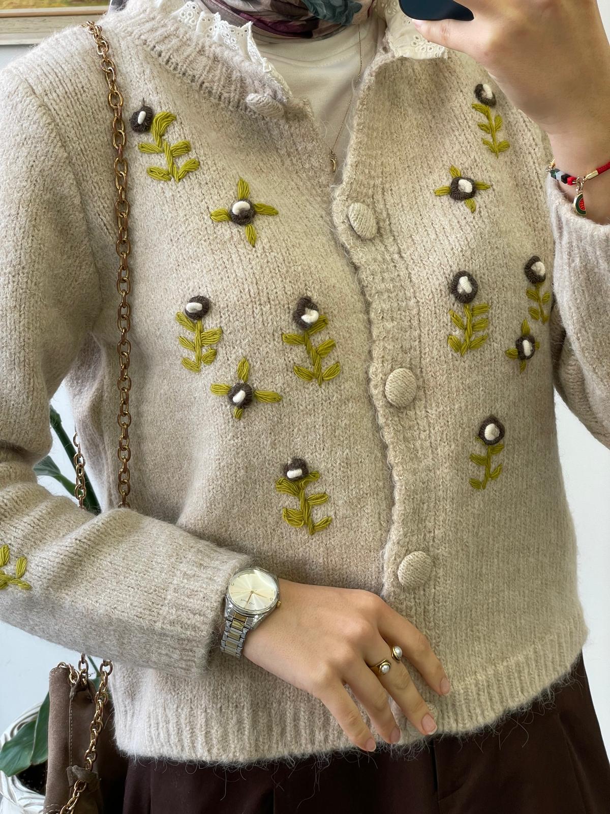 Çiçek İşlemeli Yün Hırka