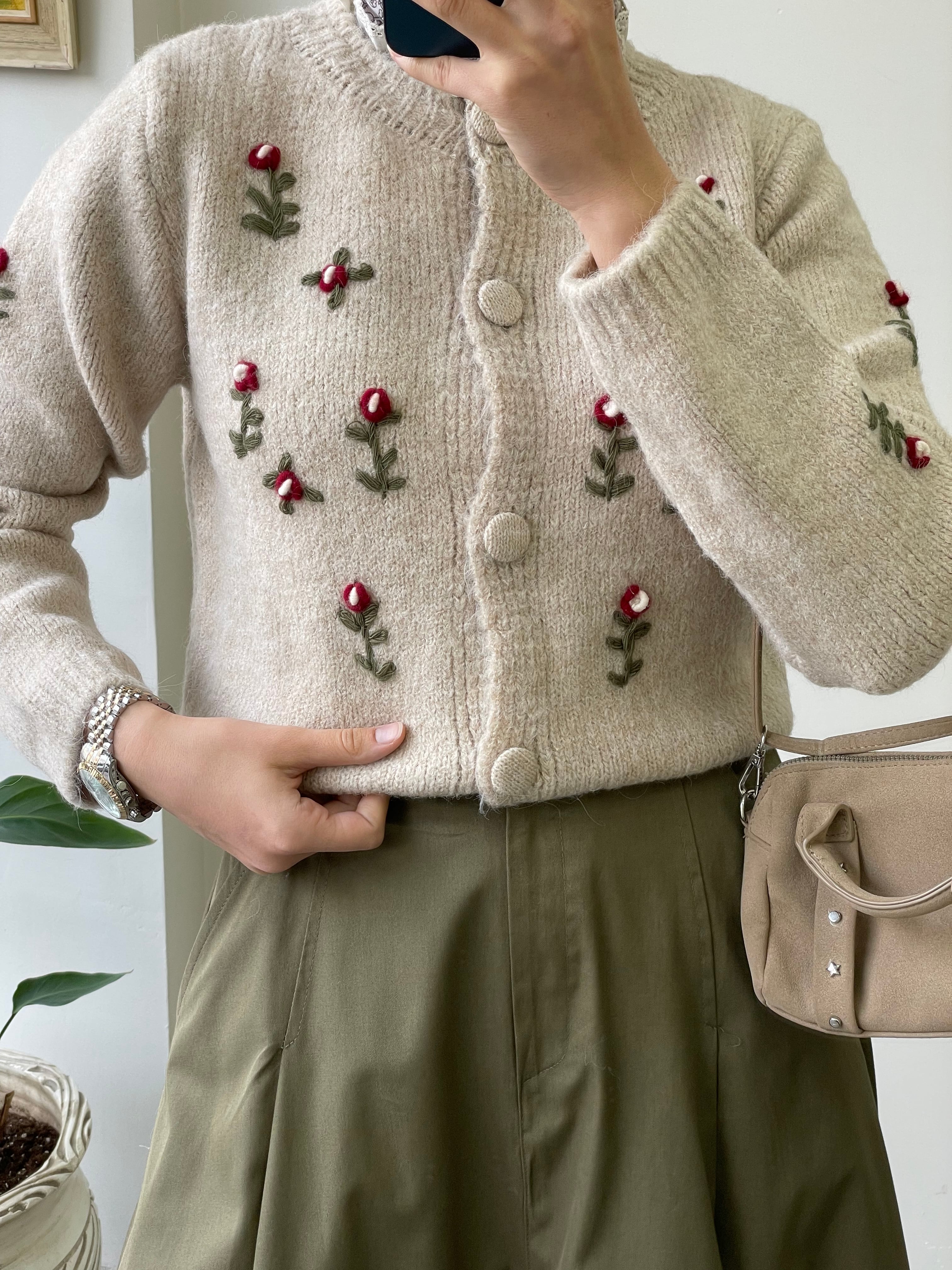 Çiçek İşlemeli Yün Hırka