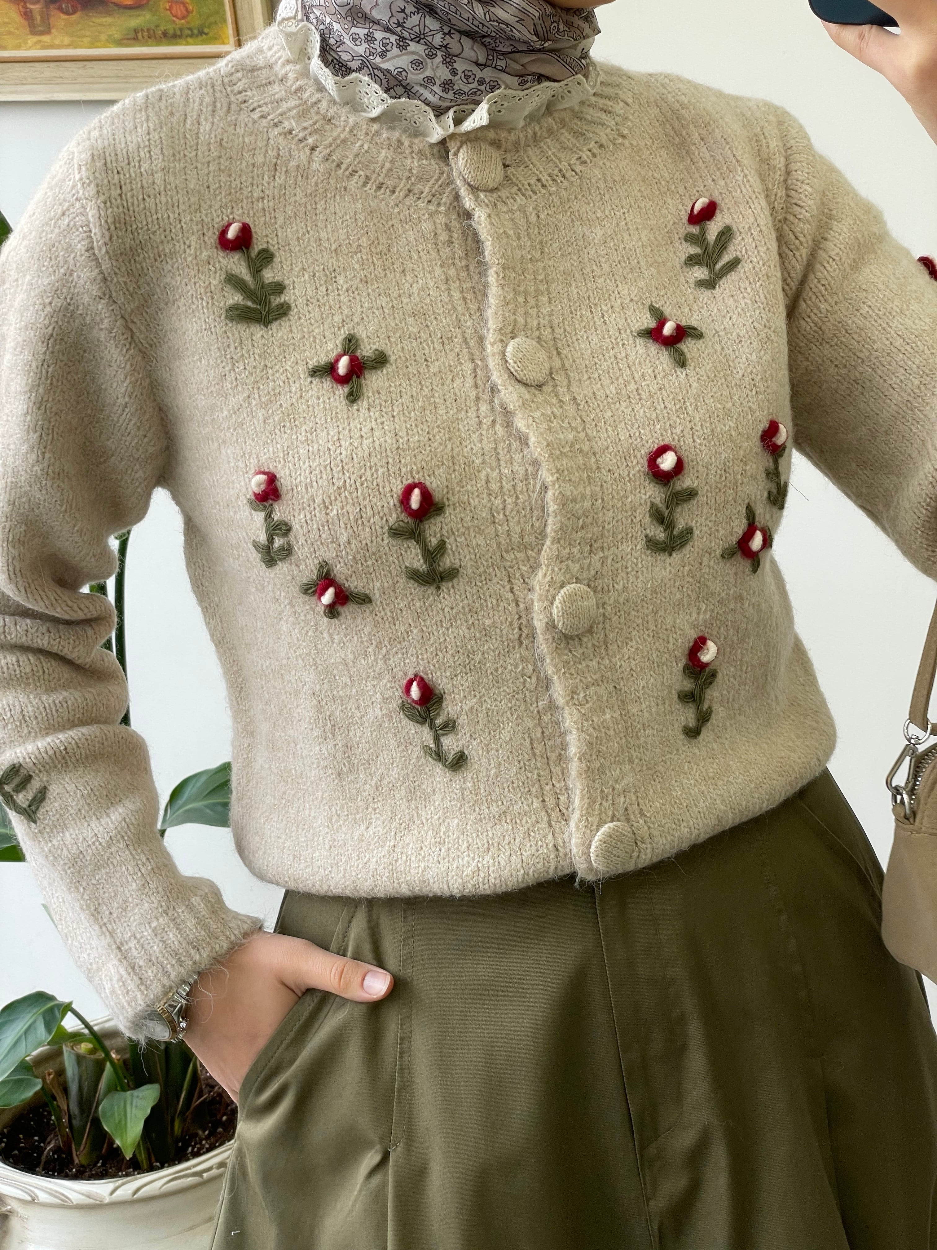 Çiçek İşlemeli Yün Hırka