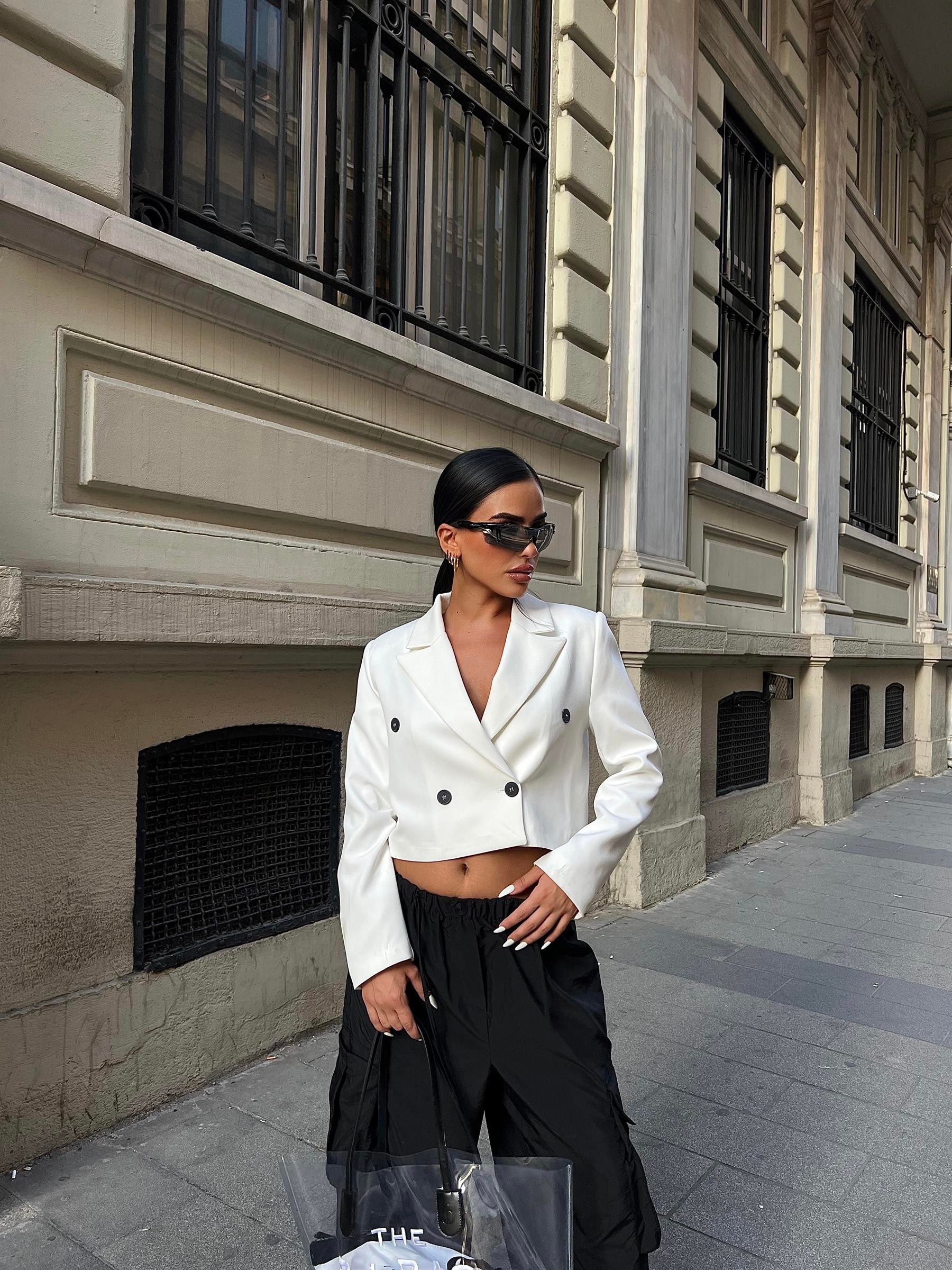 Düğmeli Kruvaze Crop Blazer Ceket Beyaz